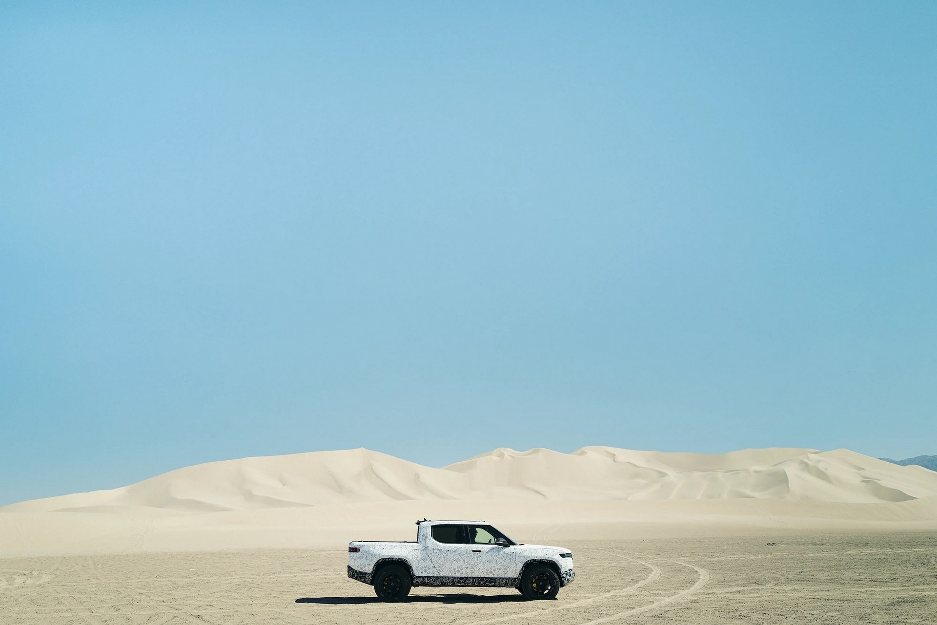 Rivian R1T Can Tow Up To 11,000 Lbs, But It Will Cut The Range In Half