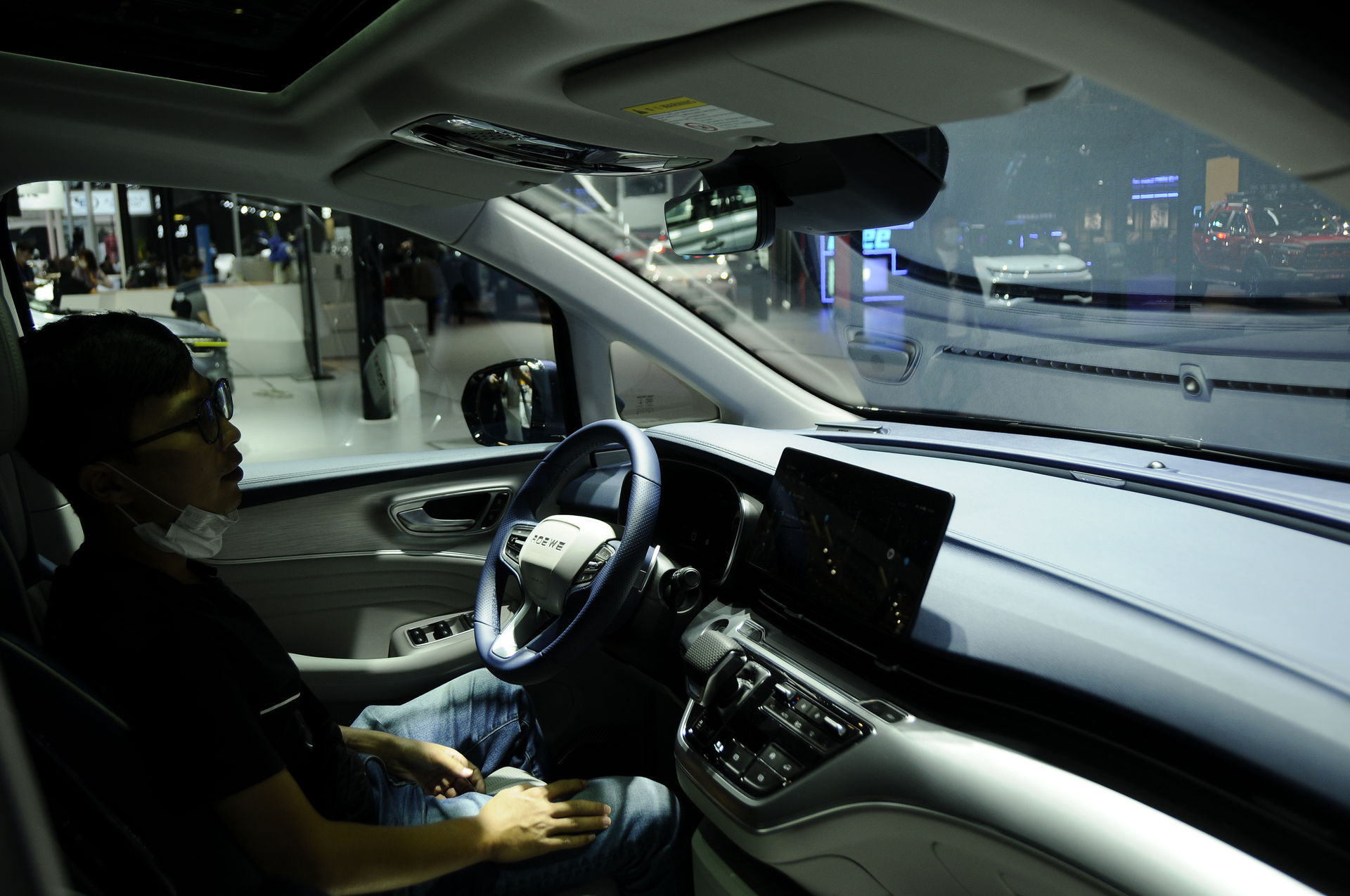 Roewe iMax 8 Shows Minivans Are Alive And Well In China