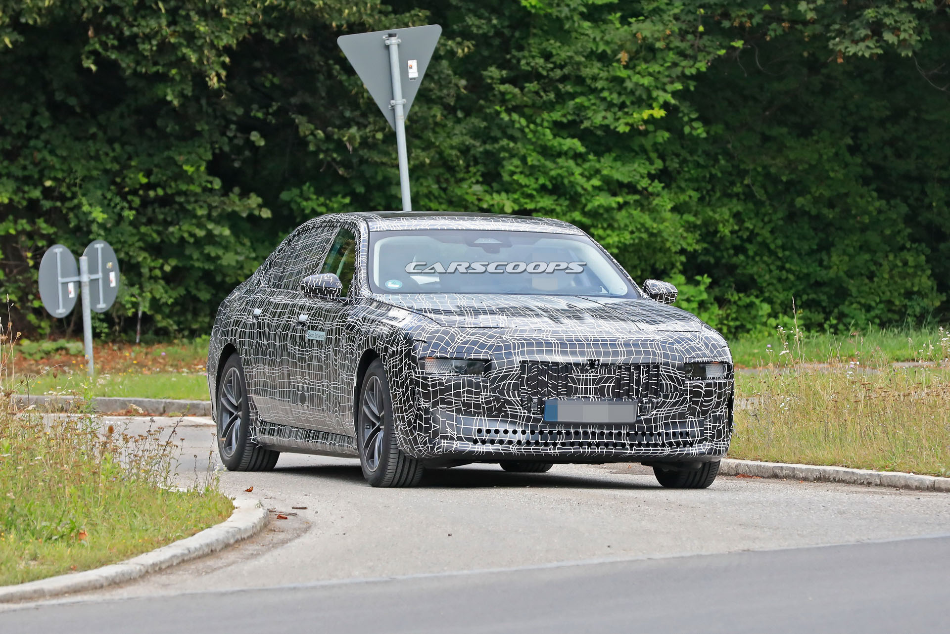 BMW Begins Testing i7 And 2022 7-Series PHEV Prototypes