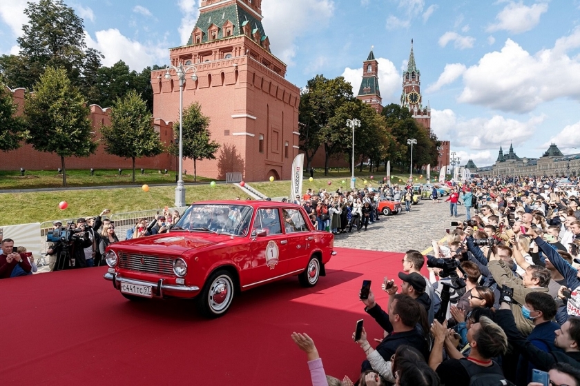 Moscow Retro Rally Celebrates Lada’s 50th Anniversary With 100 Classic Cars