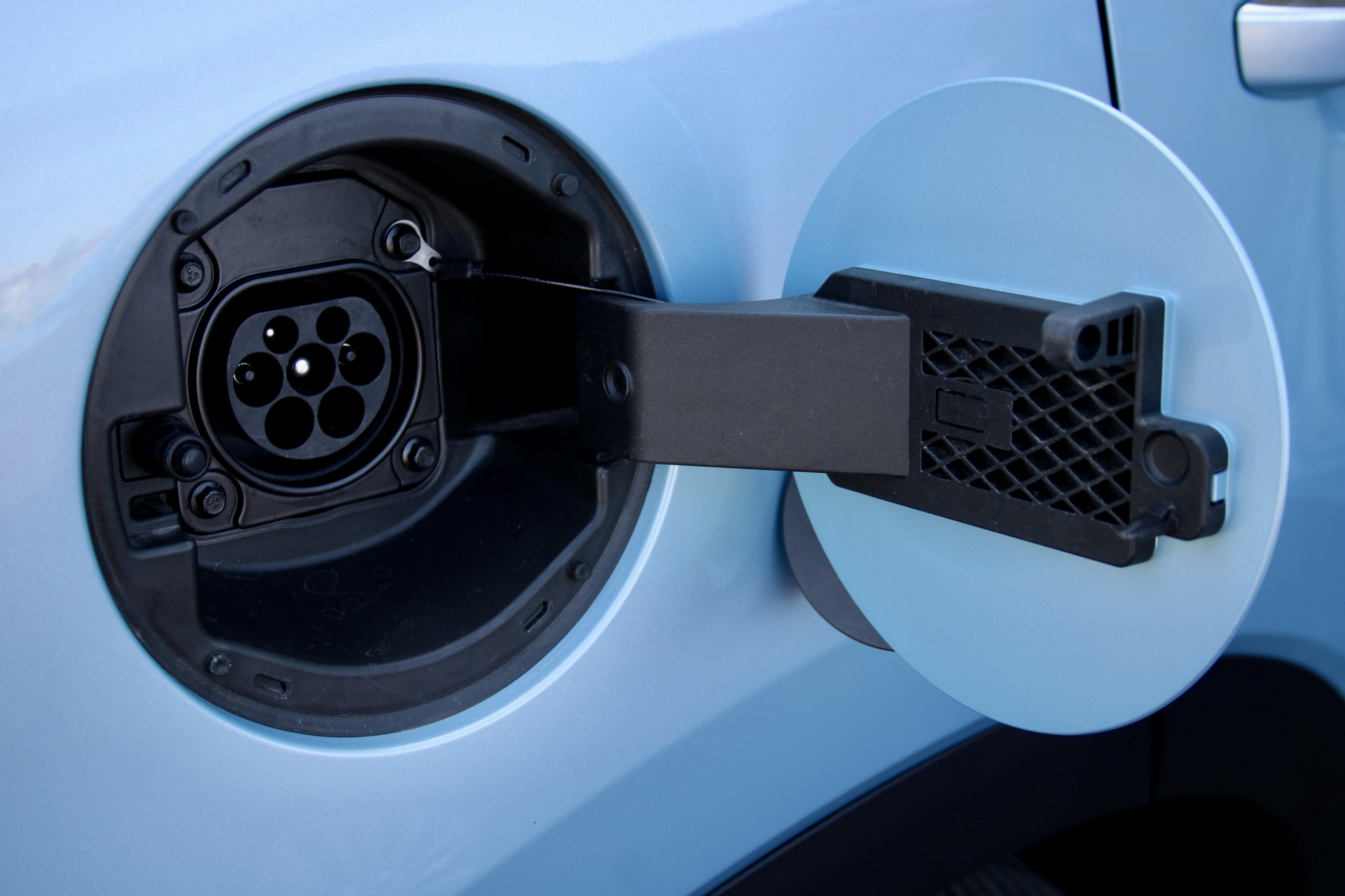 MG Unveils HS Plug-In Hybrid SUV, Priced From £29,995