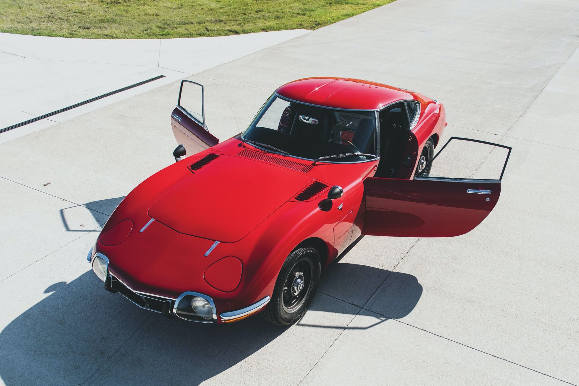 Ultra-Rare LHD 1967 Toyota 2000GT Racks Up $912k At Auction