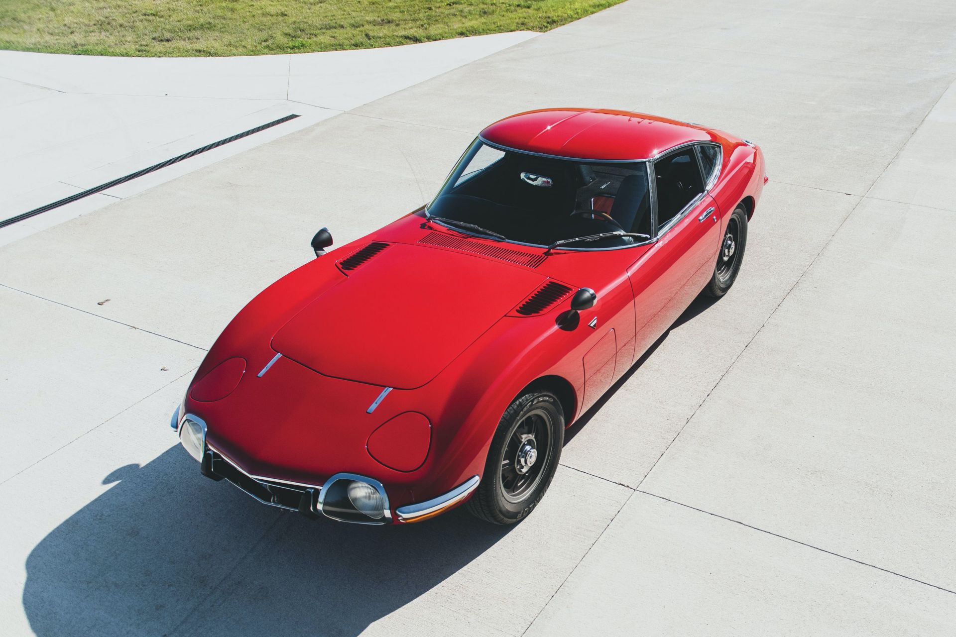 Ultra-Rare LHD 1967 Toyota 2000GT Racks Up $912k At Auction