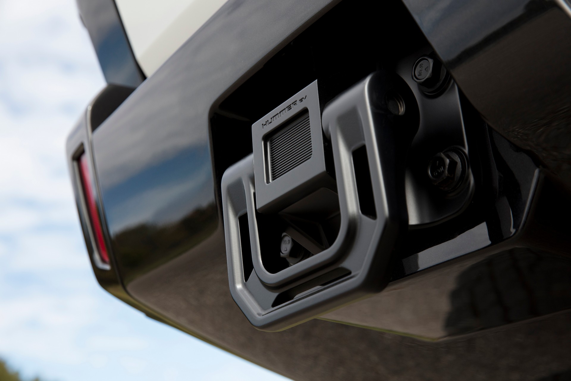 The 2022 GMC Hummer EV Boasts Lockers And Up To 15.9 Inches Of Ground Clearance