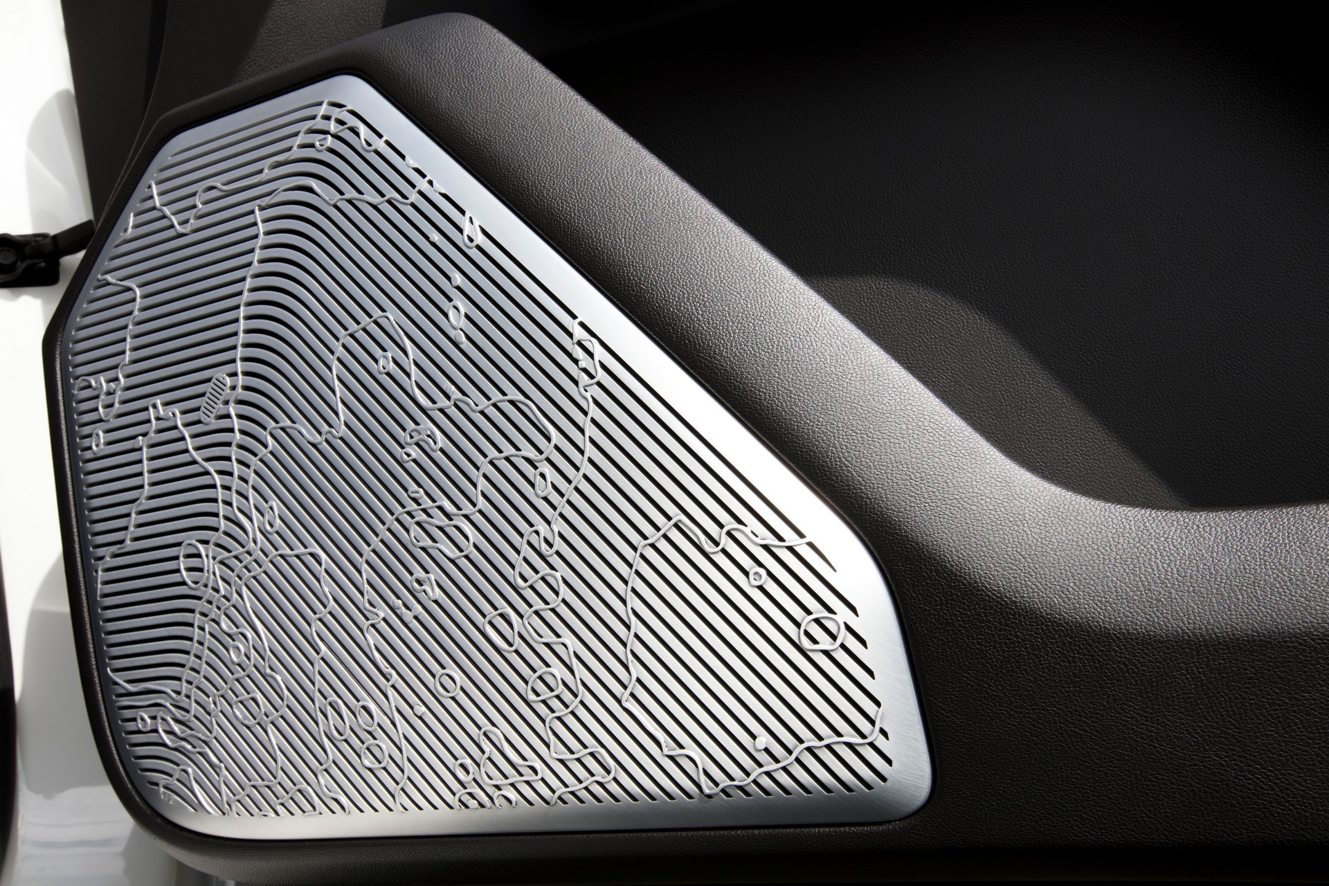 The 2022 GMC Hummer EV Boasts Lockers And Up To 15.9 Inches Of Ground Clearance