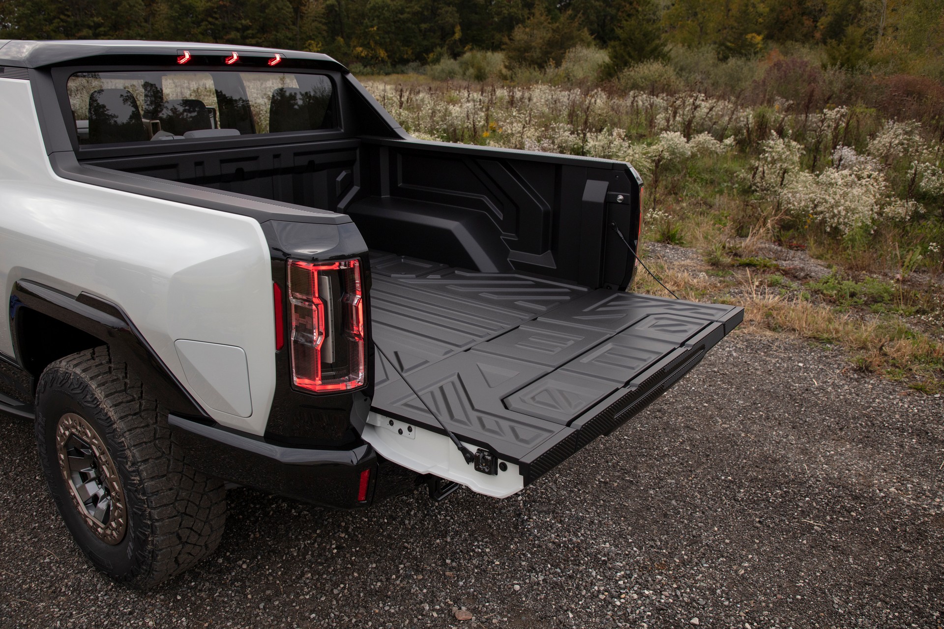 The 2022 GMC Hummer EV Boasts Lockers And Up To 15.9 Inches Of Ground Clearance