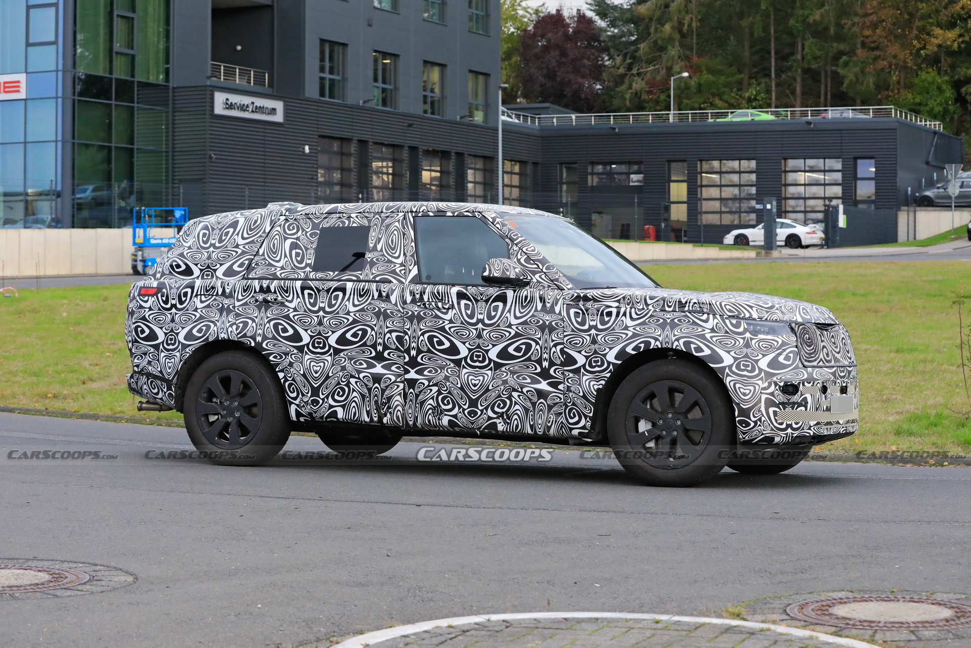 Land Rover Brings A Range Rover LWB Prototype To The ‘Ring