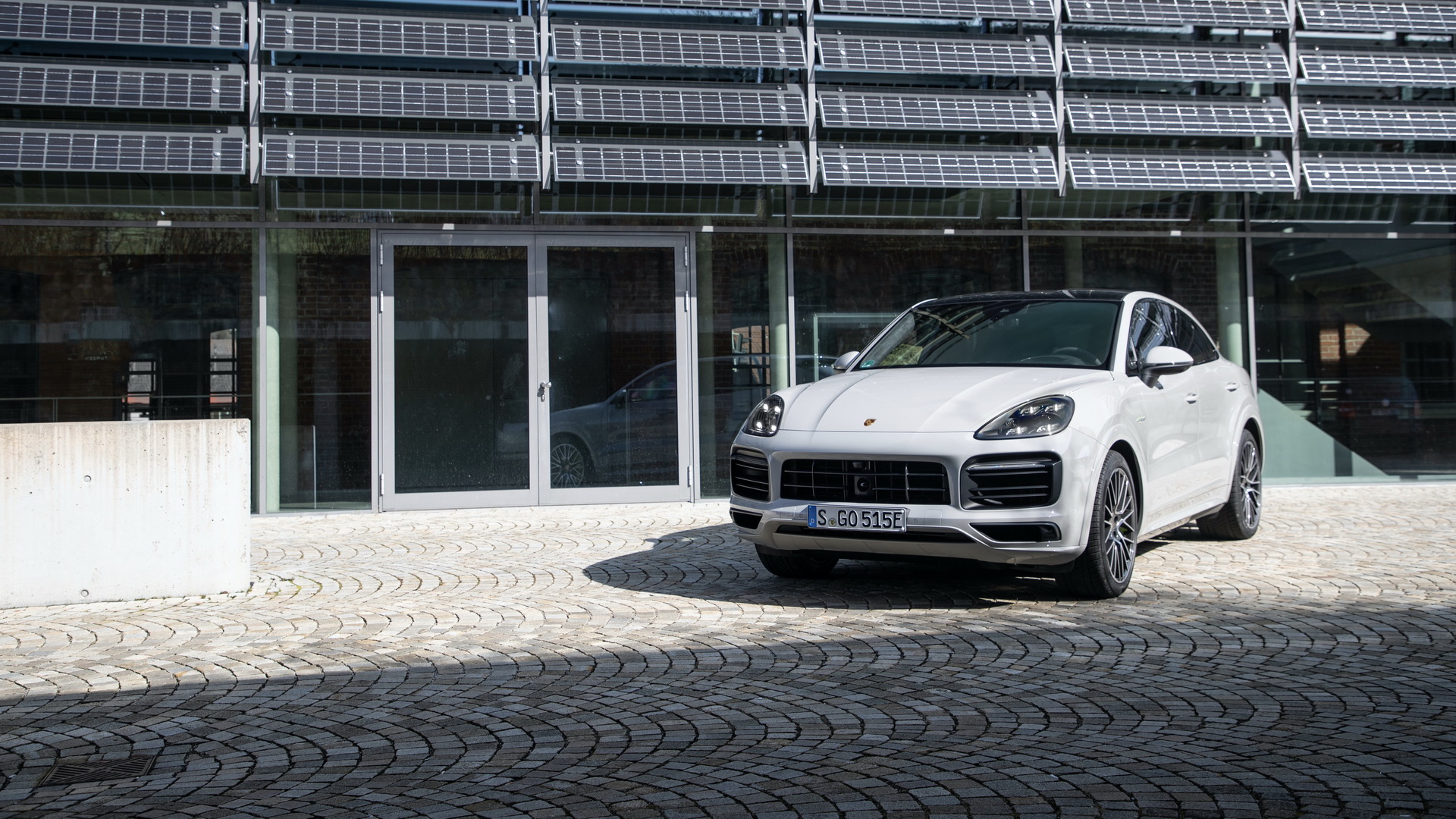 Porsche’s Cayenne E-Hybrid Models Get Bigger Battery, Improved Electric Range