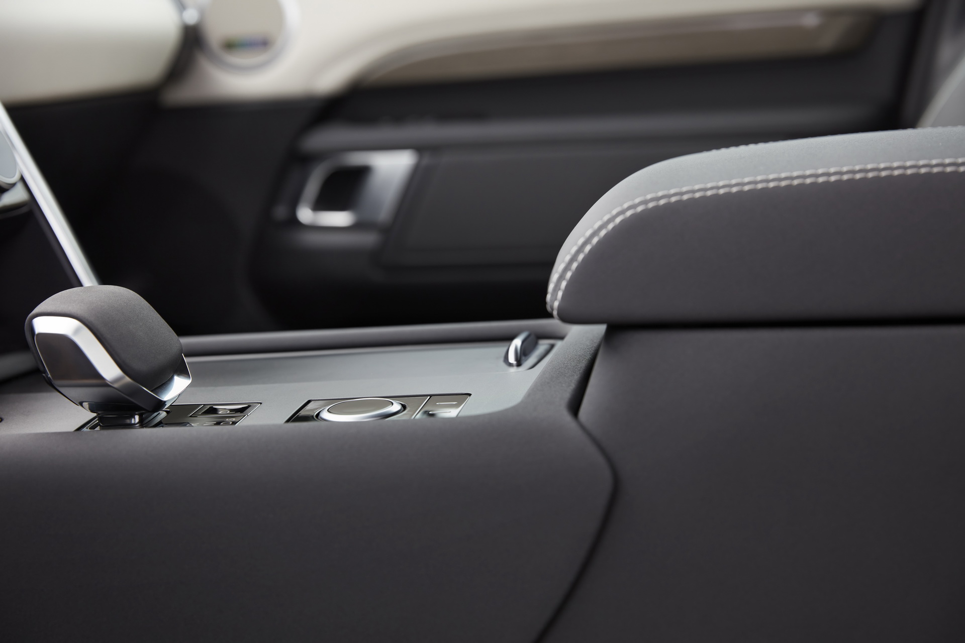 Europe’s 2021 Land Rover Discovery Adopts Mild Hybrid Six-Cylinder Engines, Modern Cabin Tech