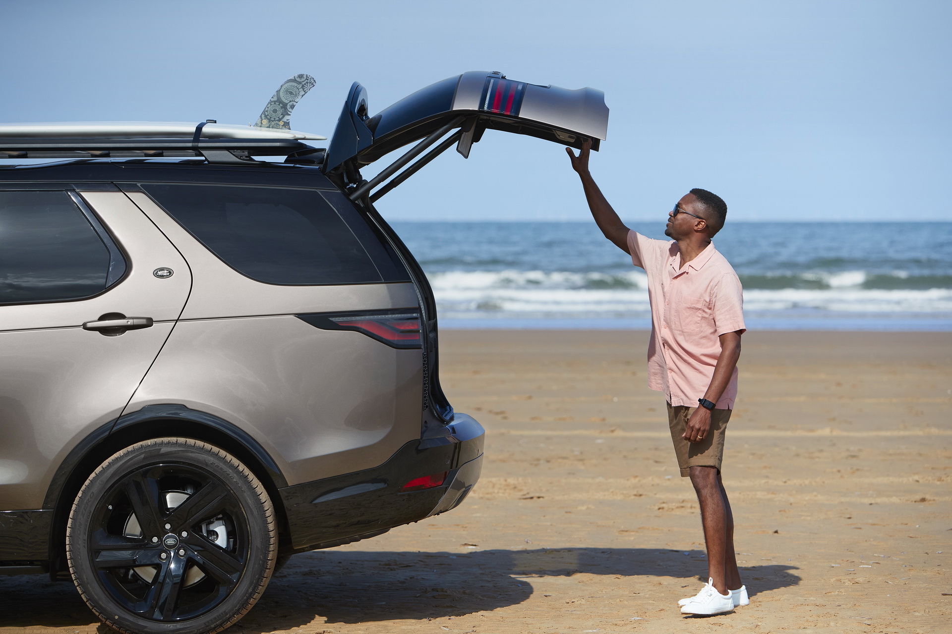 Europe’s 2021 Land Rover Discovery Adopts Mild Hybrid Six-Cylinder Engines, Modern Cabin Tech