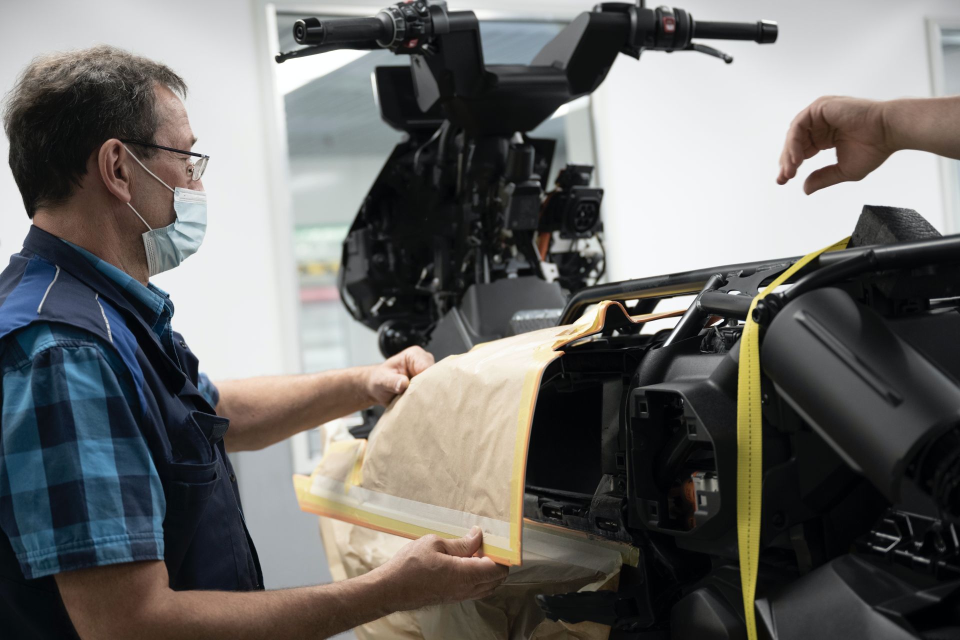 BMW Motorrad Definition CE 04 Is Probably The Coolest Electric Scooter Yet