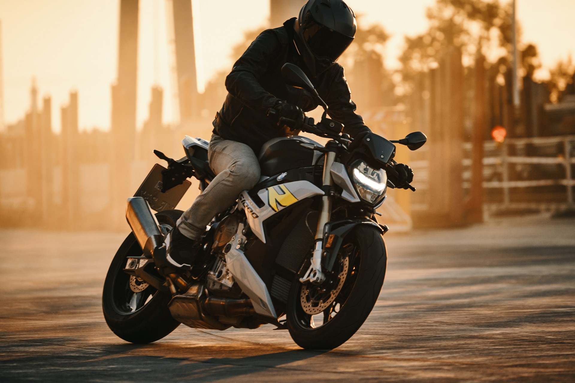 2021 BMW S 1000 R Debuts With New Looks And Modern Tech