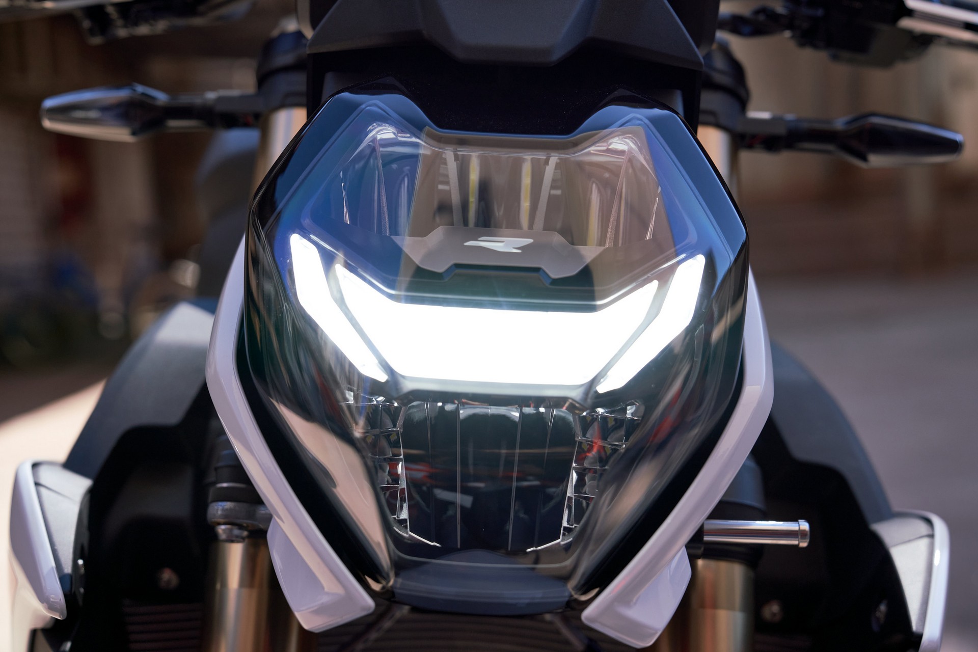2021 BMW S 1000 R Debuts With New Looks And Modern Tech