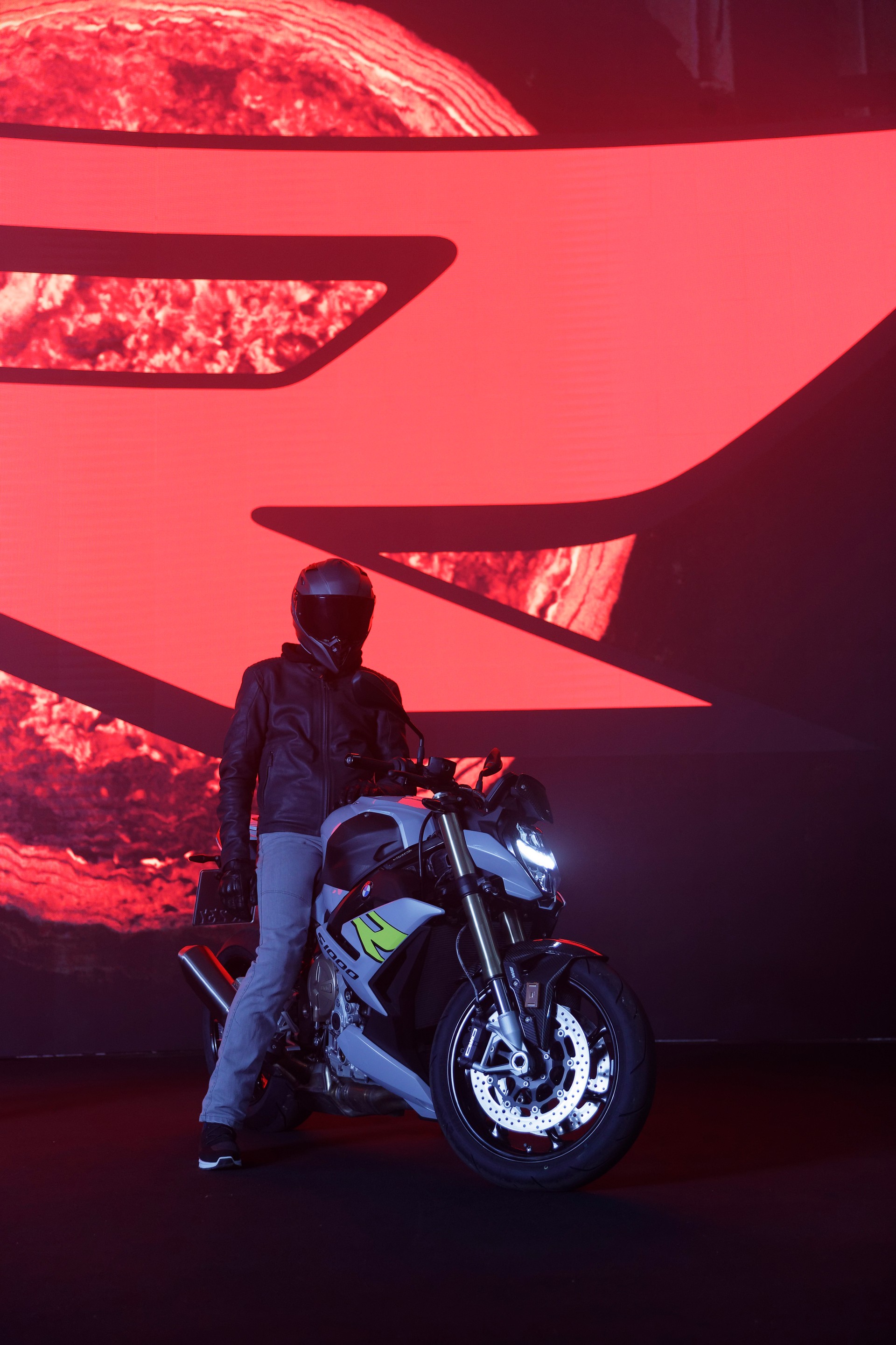 2021 BMW S 1000 R Debuts With New Looks And Modern Tech