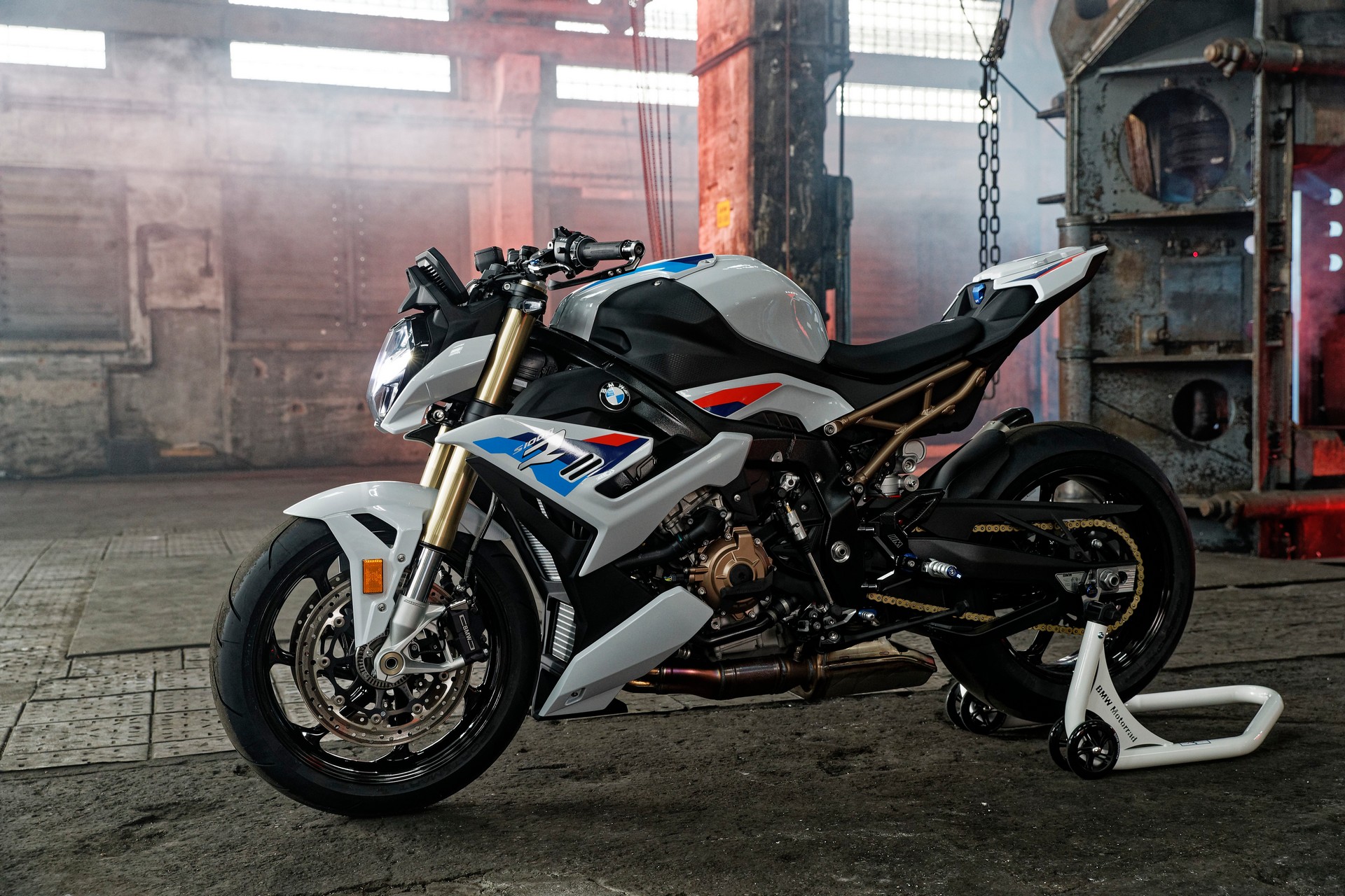 2021 BMW S 1000 R Debuts With New Looks And Modern Tech