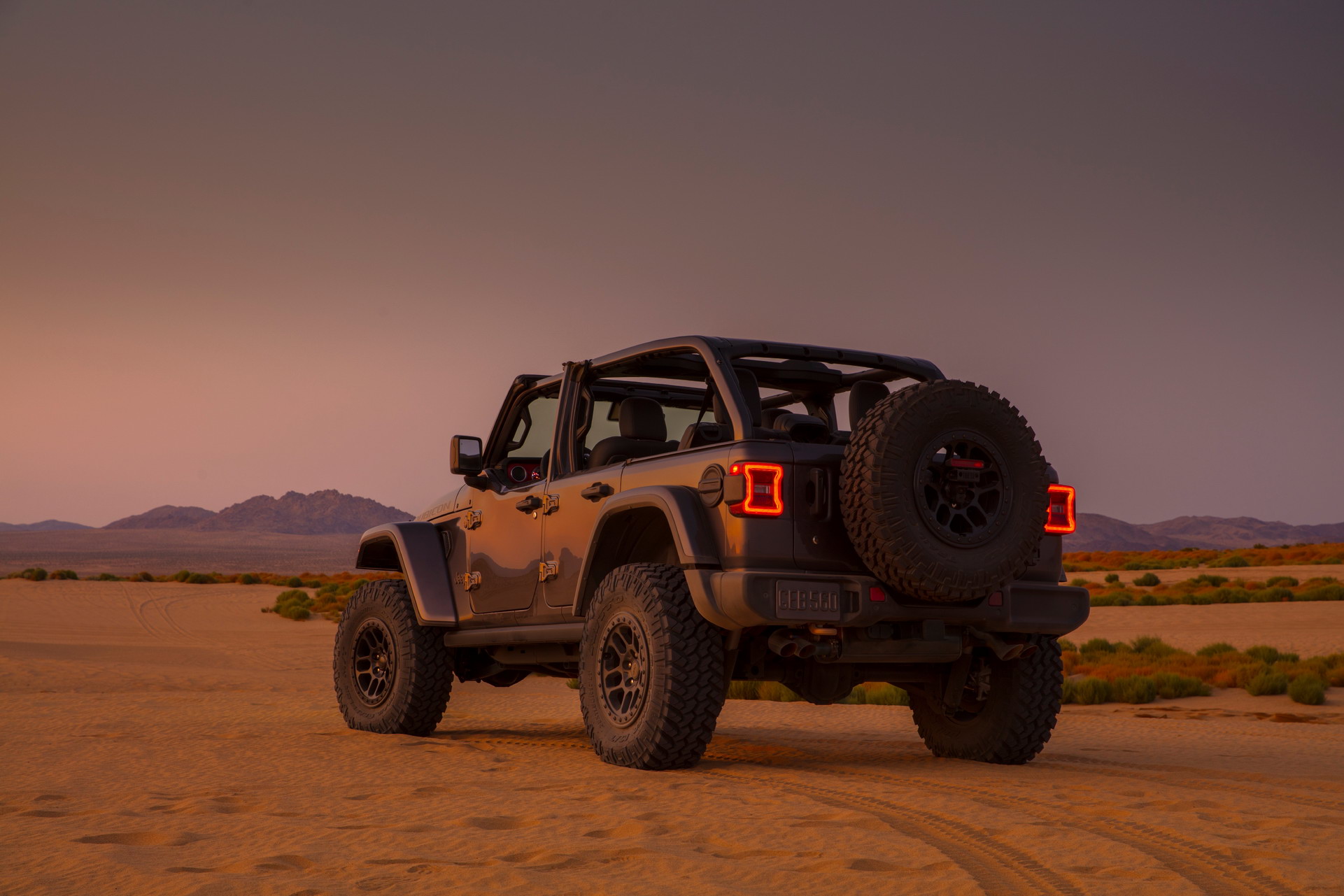 Jeep Throws A 470HP Hemi V8 In The 2021 Wrangler Rubicon 392 That Does 0-60 In Just 4.5 sec