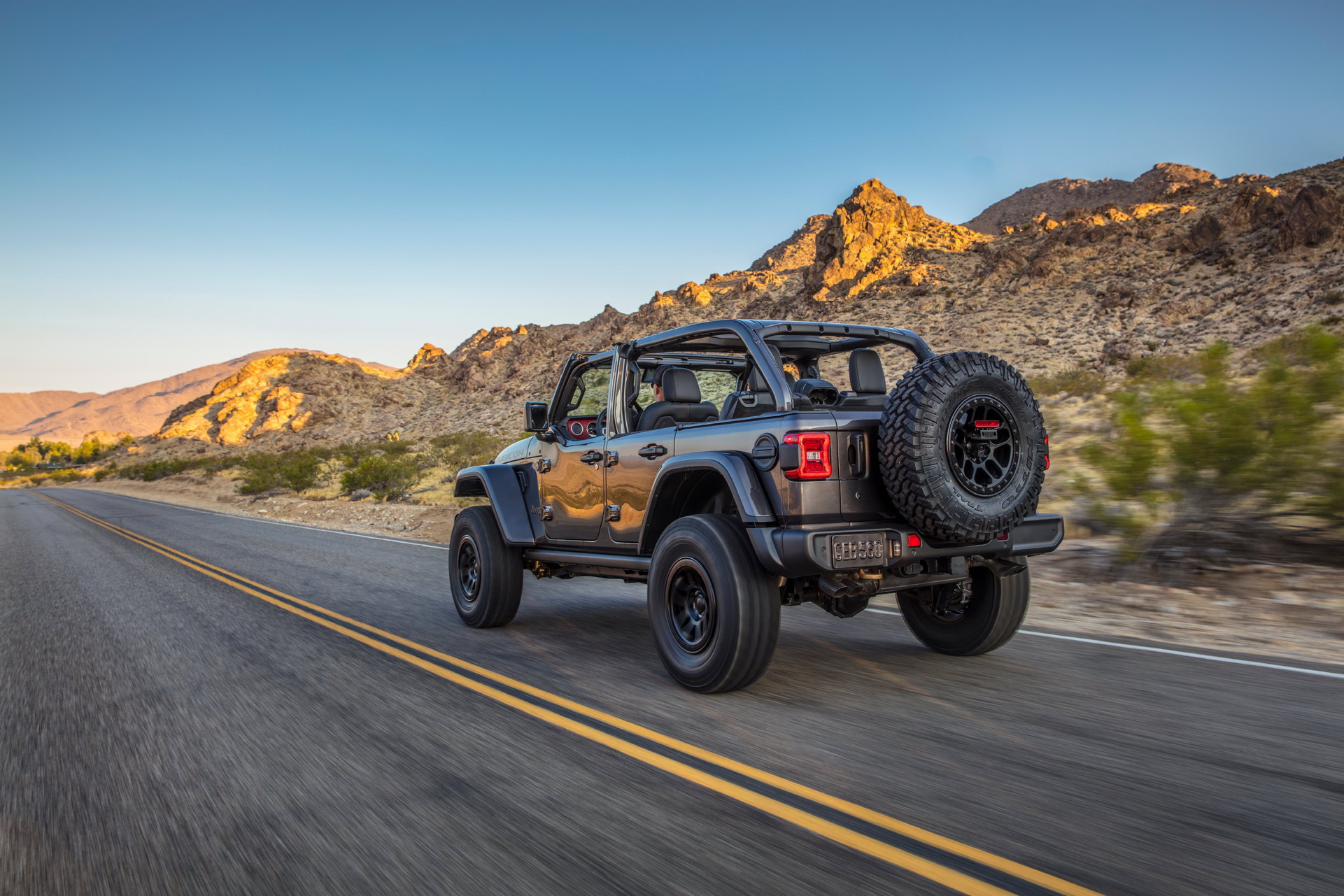 Jeep Throws A 470HP Hemi V8 In The 2021 Wrangler Rubicon 392 That Does 0-60 In Just 4.5 sec