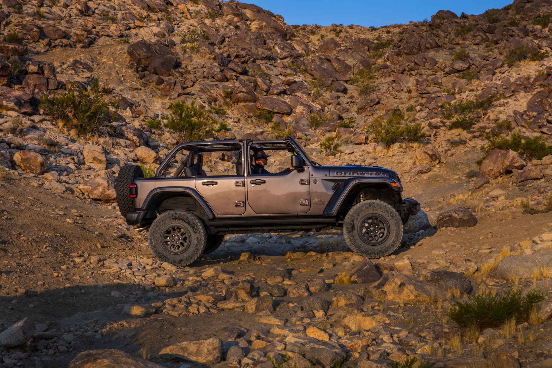 Jeep Throws A 470HP Hemi V8 In The 2021 Wrangler Rubicon 392 That Does 0-60 In Just 4.5 sec