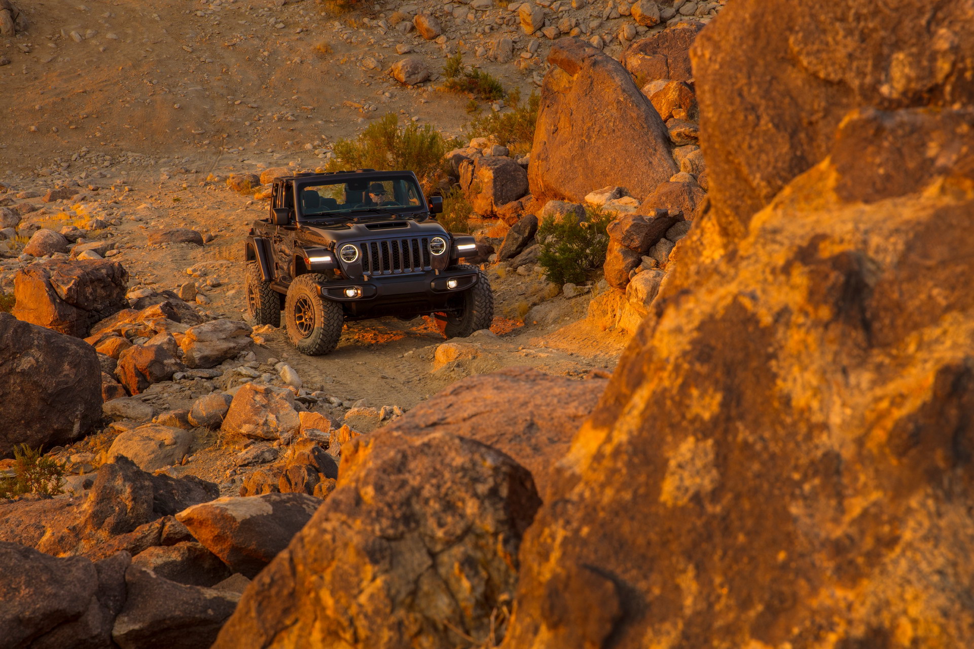 Jeep Throws A 470HP Hemi V8 In The 2021 Wrangler Rubicon 392 That Does 0-60 In Just 4.5 sec