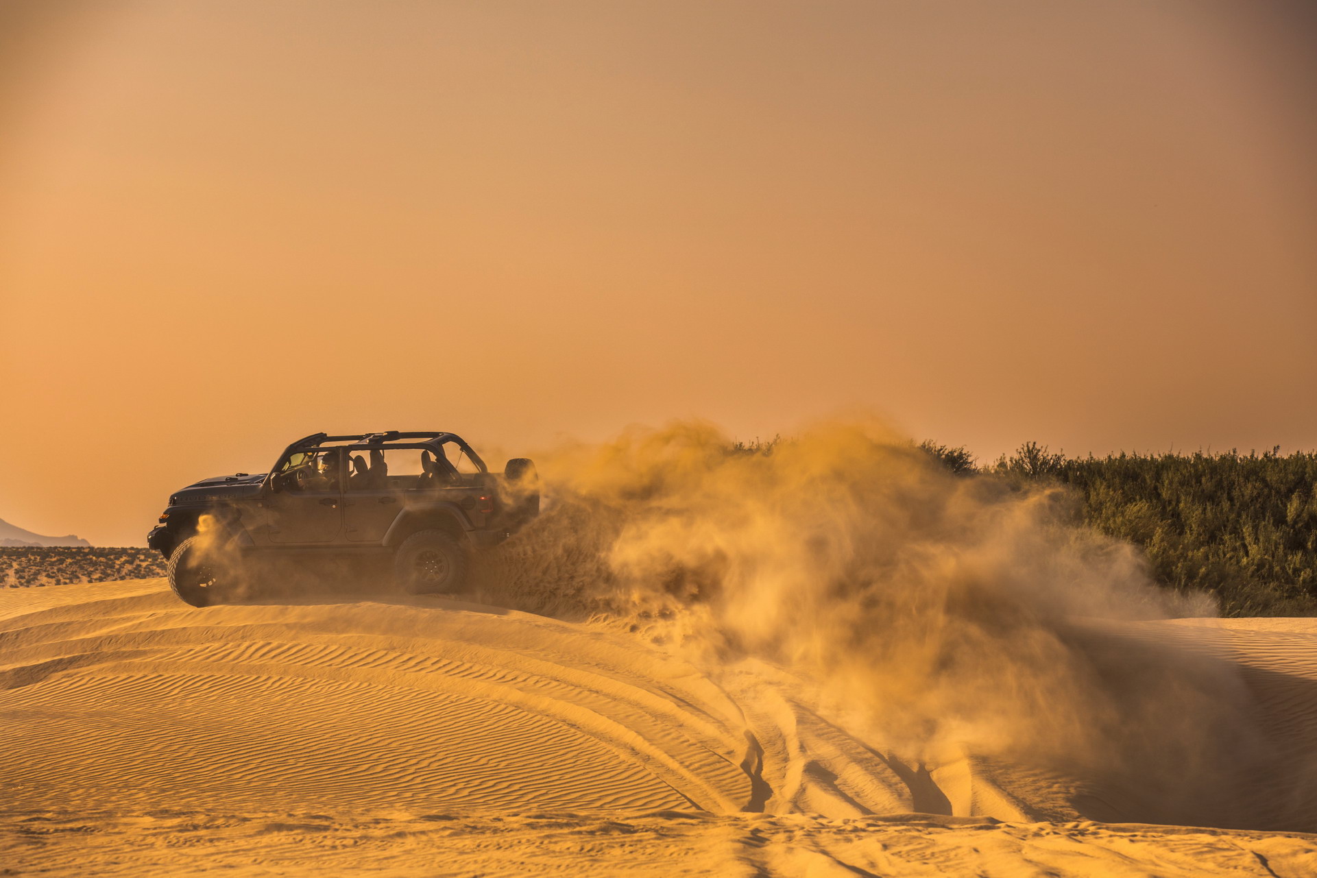 Jeep Throws A 470HP Hemi V8 In The 2021 Wrangler Rubicon 392 That Does 0-60 In Just 4.5 sec