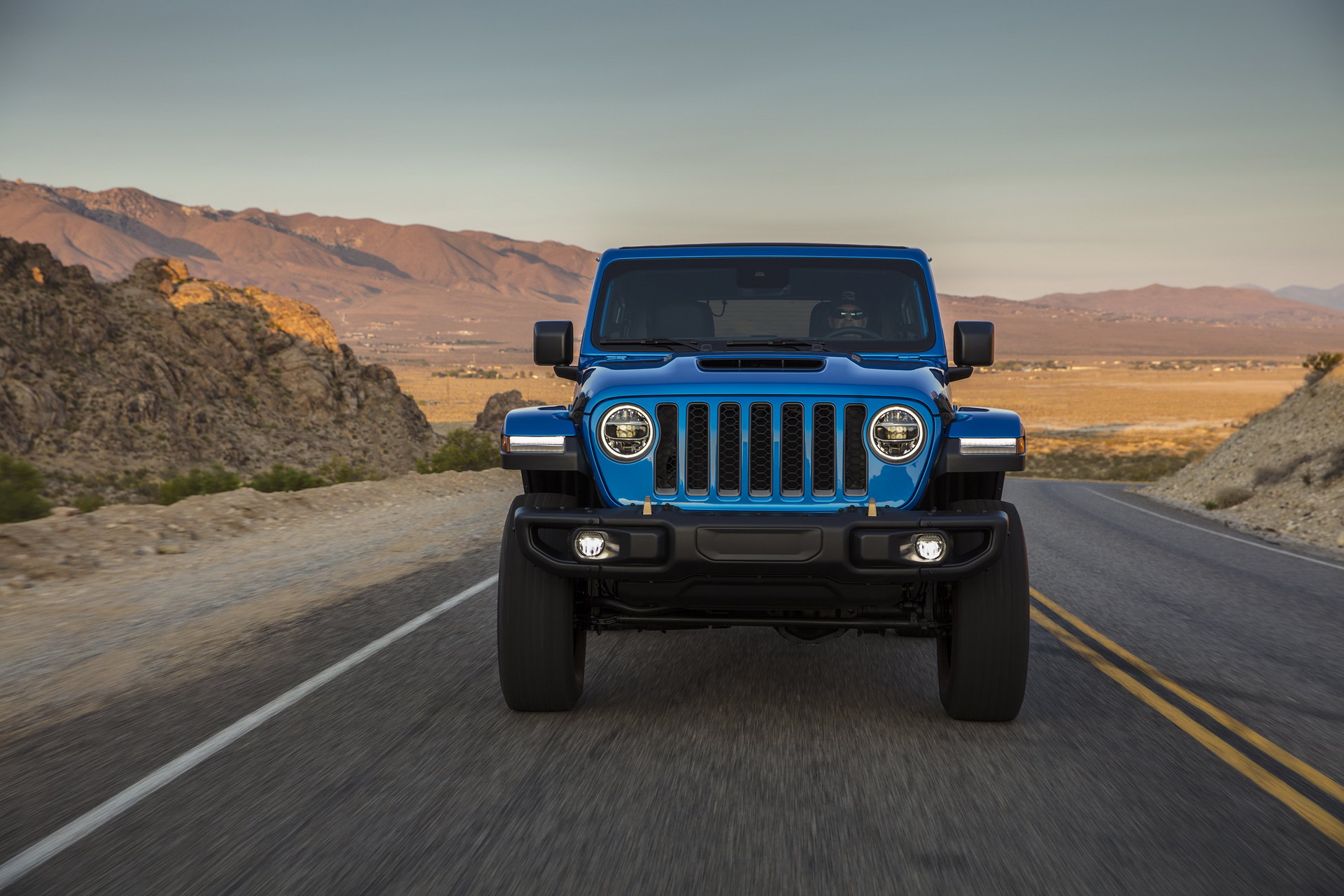 Jeep Throws A 470HP Hemi V8 In The 2021 Wrangler Rubicon 392 That Does 0-60 In Just 4.5 sec