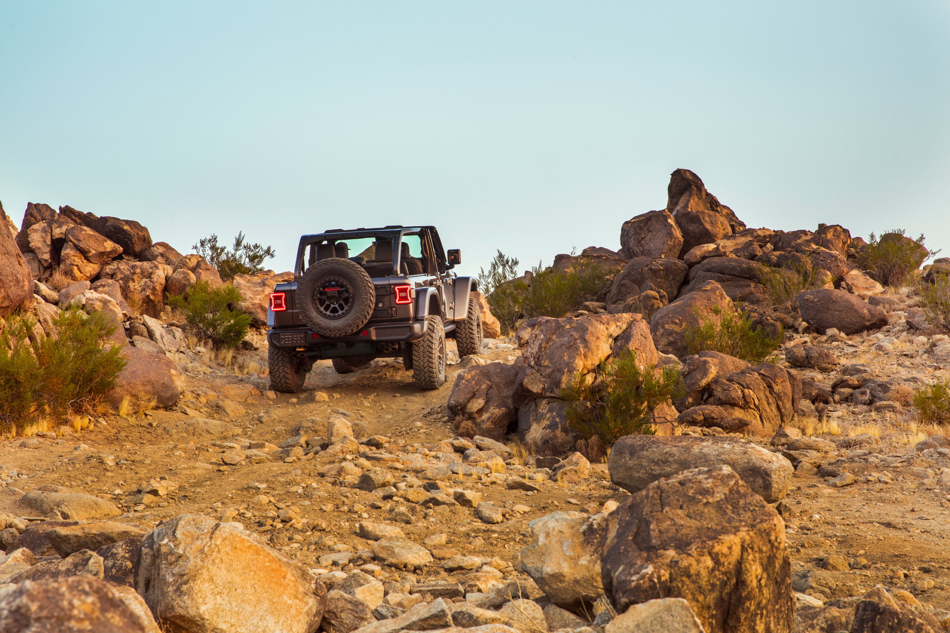 Jeep Throws A 470HP Hemi V8 In The 2021 Wrangler Rubicon 392 That Does 0-60 In Just 4.5 sec