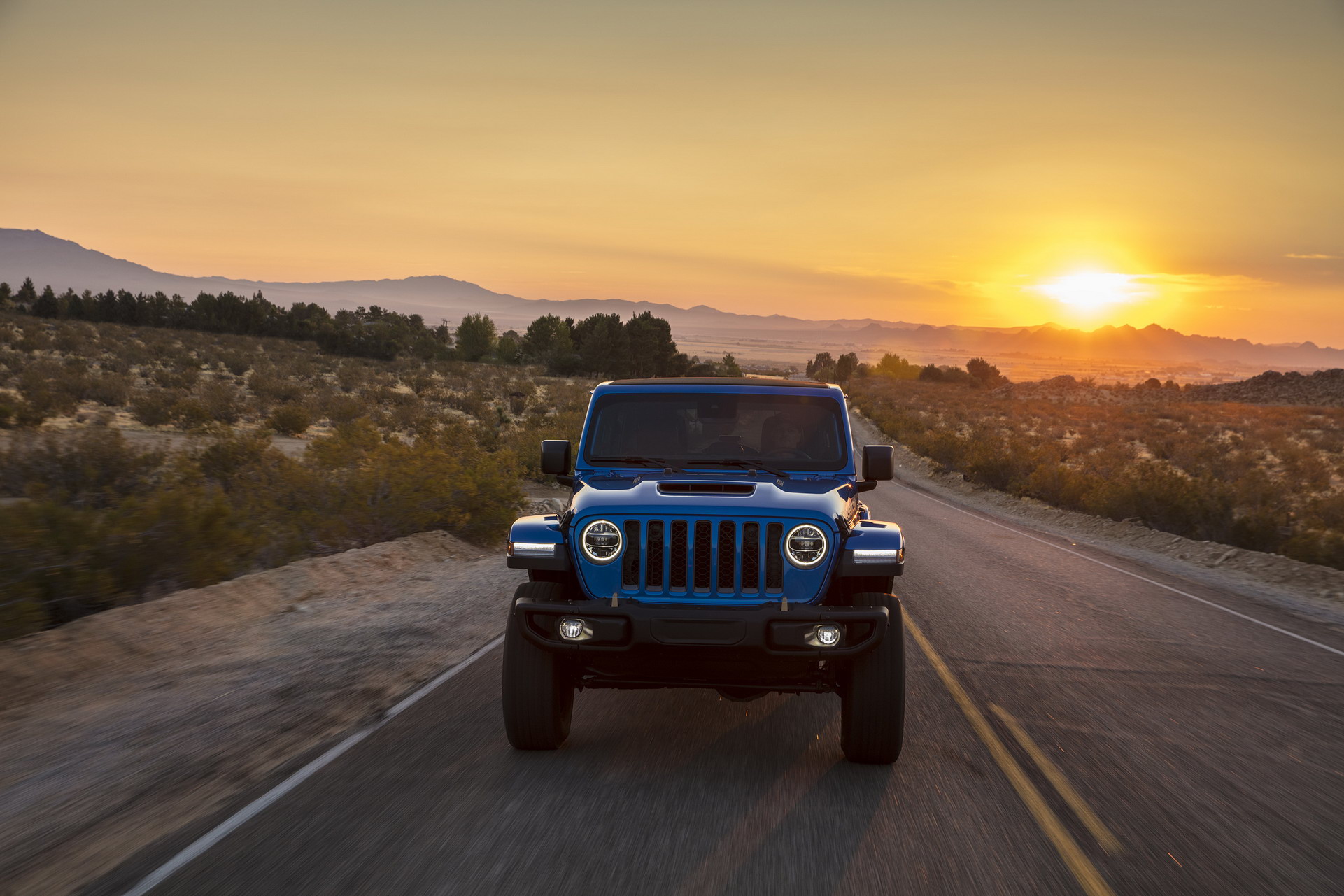 Jeep Throws A 470HP Hemi V8 In The 2021 Wrangler Rubicon 392 That Does 0-60 In Just 4.5 sec