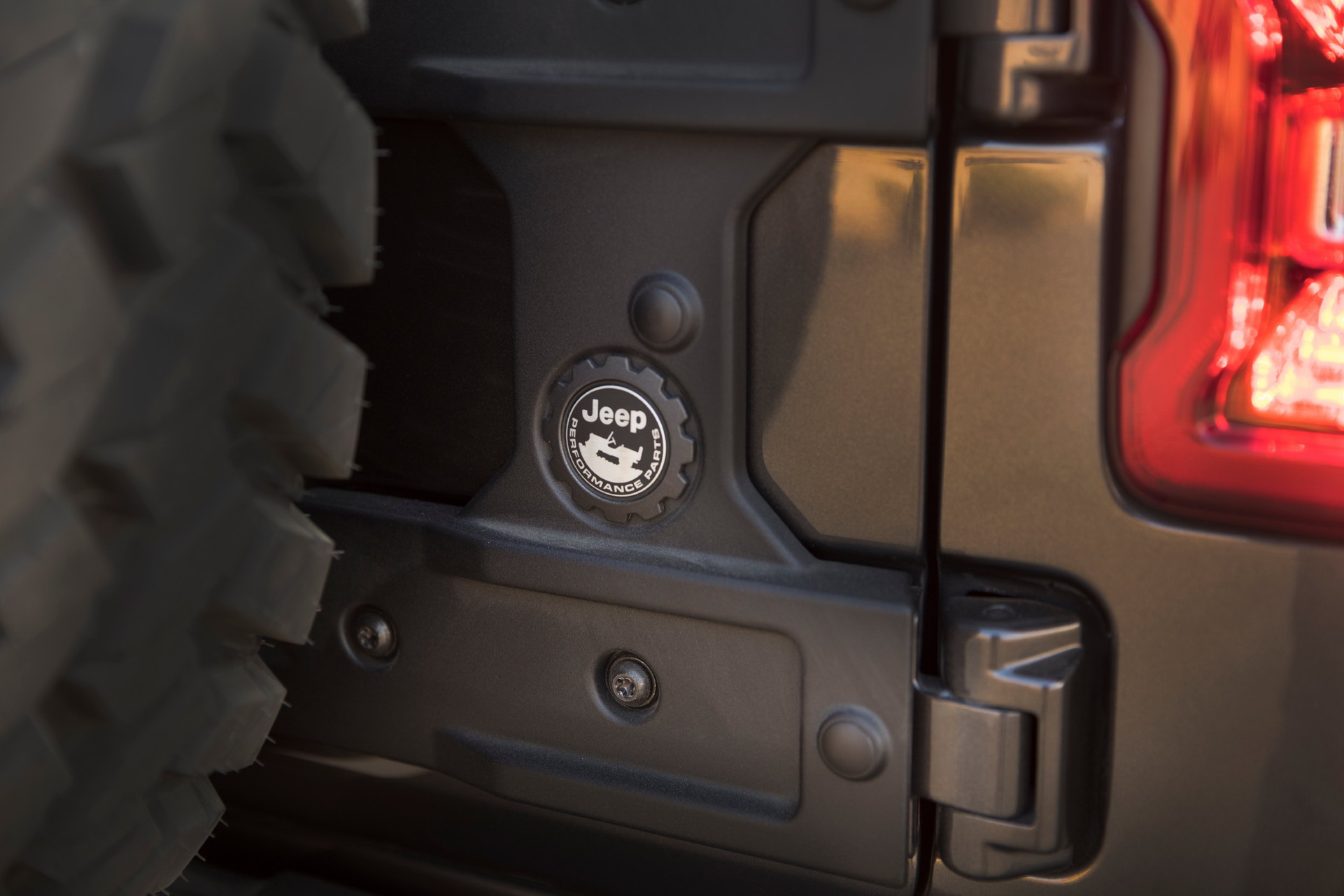 Jeep Throws A 470HP Hemi V8 In The 2021 Wrangler Rubicon 392 That Does 0-60 In Just 4.5 sec