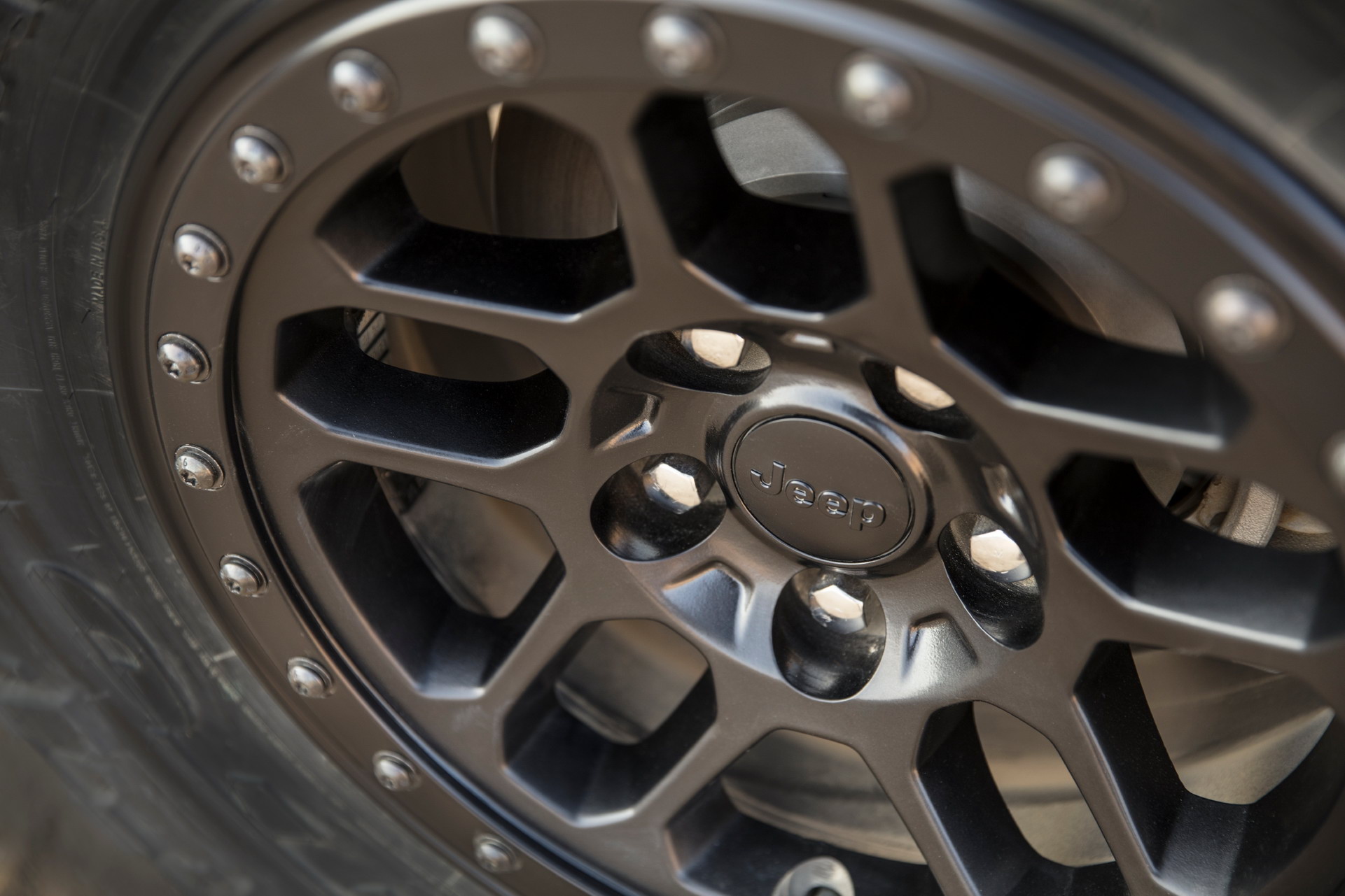 Jeep Throws A 470HP Hemi V8 In The 2021 Wrangler Rubicon 392 That Does 0-60 In Just 4.5 sec