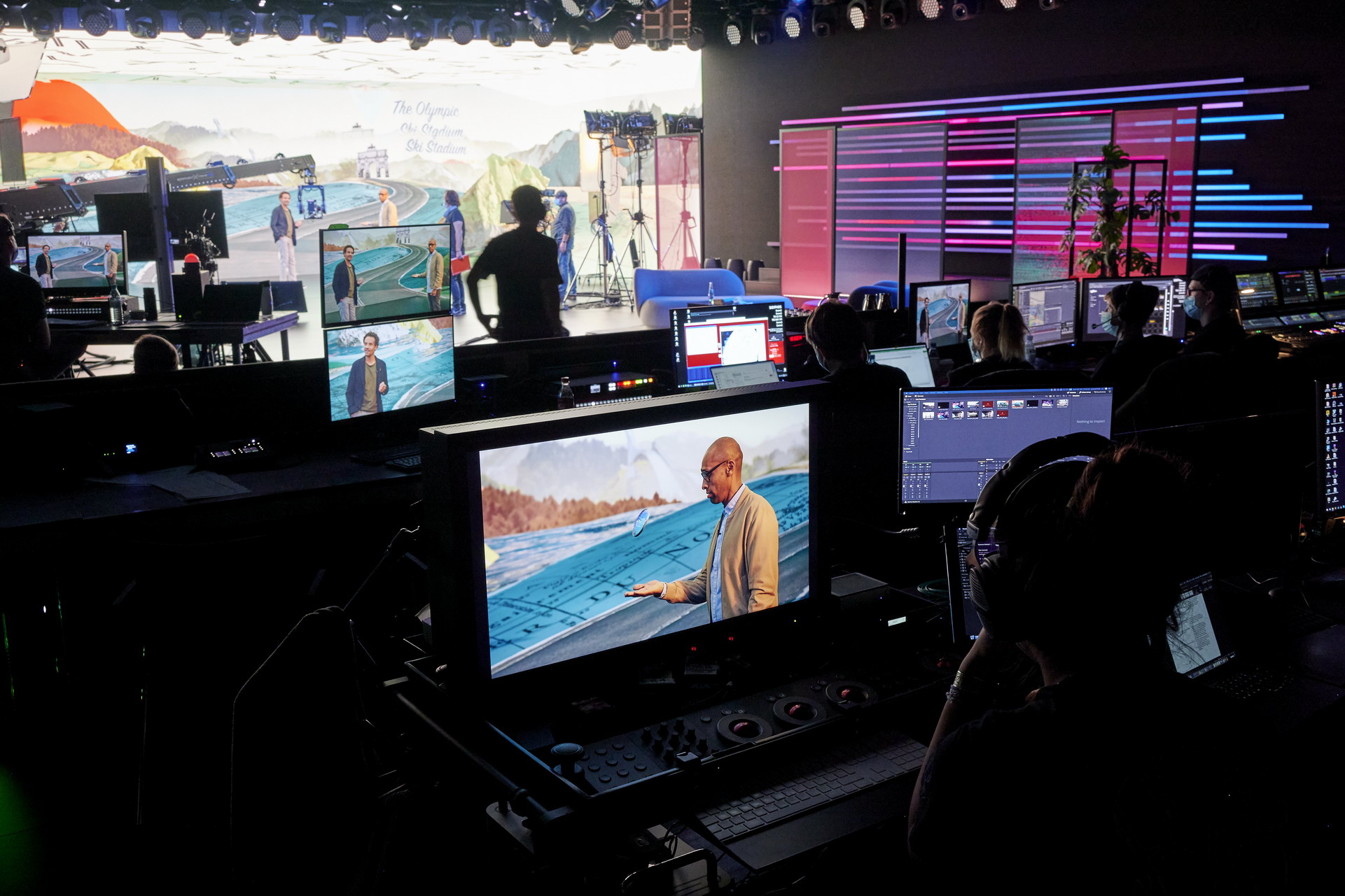 MINI Vision Urbanaut Is As A Futuristic Autonomous Minivan Doubling As A Chic Urban Hangout