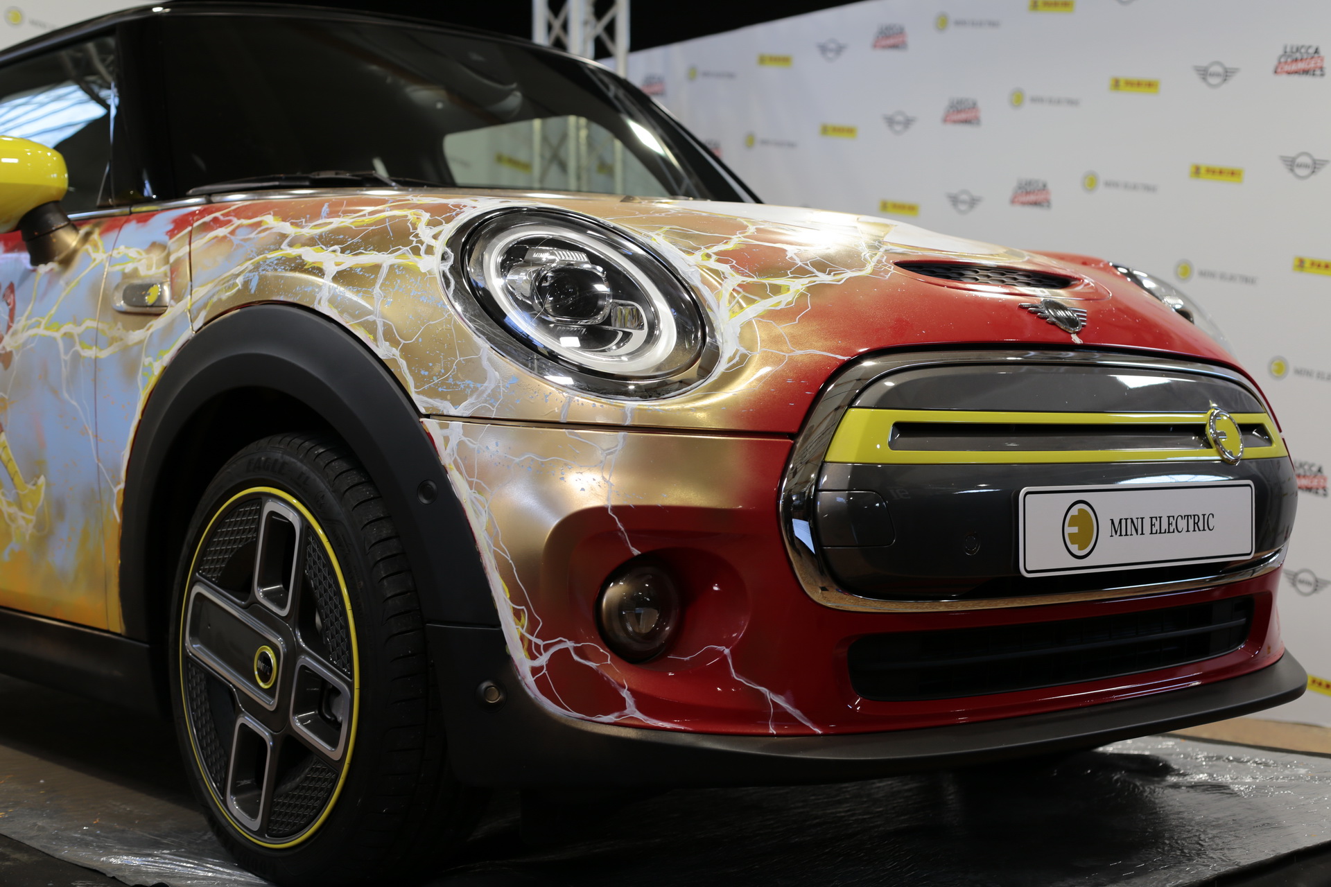 Special Mini Electric Pays Tribute To The 80th Anniversary Of DC’s ‘The Flash’