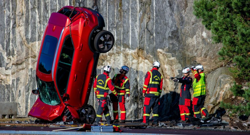  Volvo Drops 10 New Cars From Crane In Order For Rescue Crews To Train