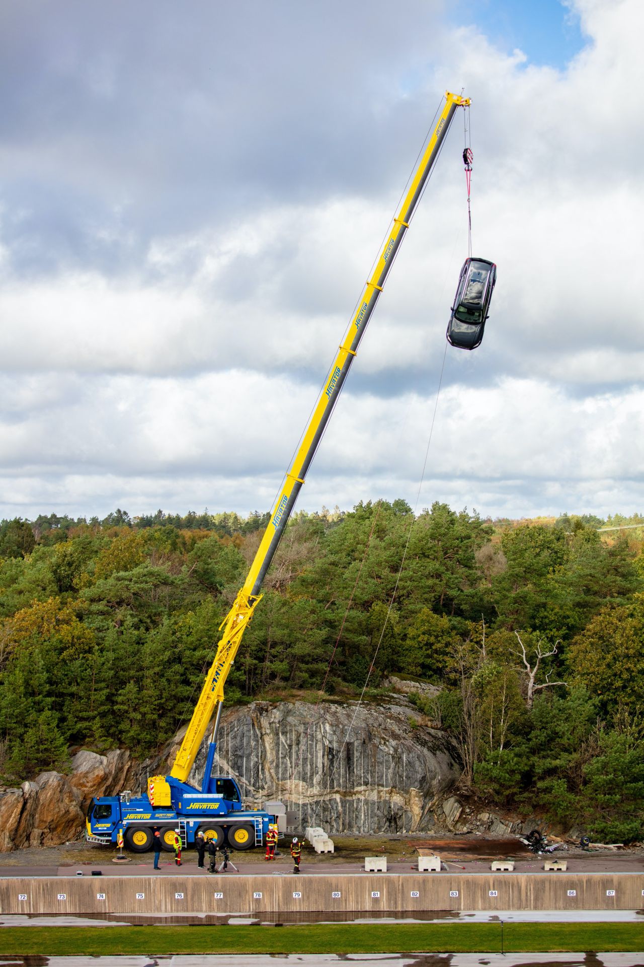 Volvo Drops 10 New Cars From Crane In Order For Rescue Crews To Train