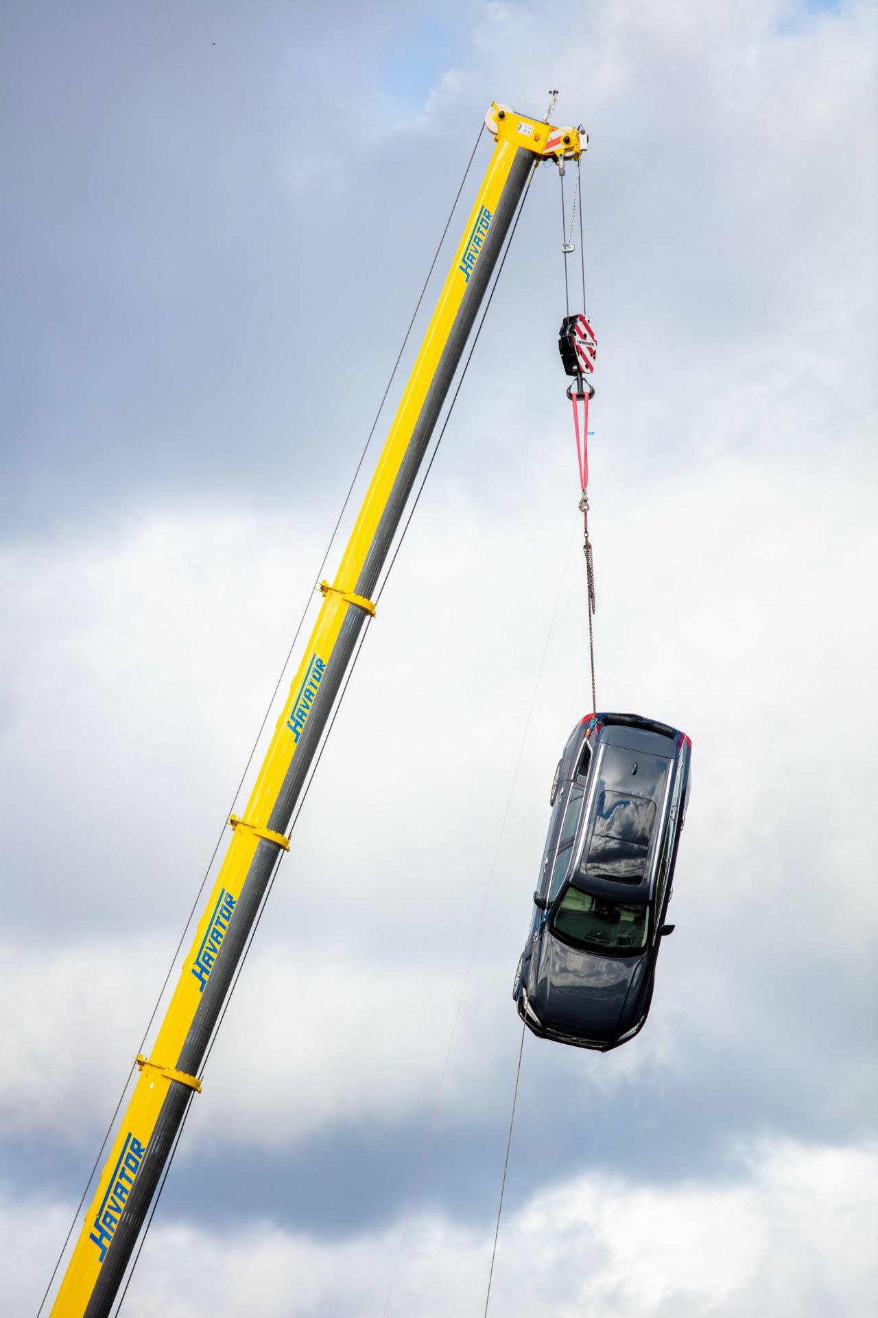 Volvo Drops 10 New Cars From Crane In Order For Rescue Crews To Train