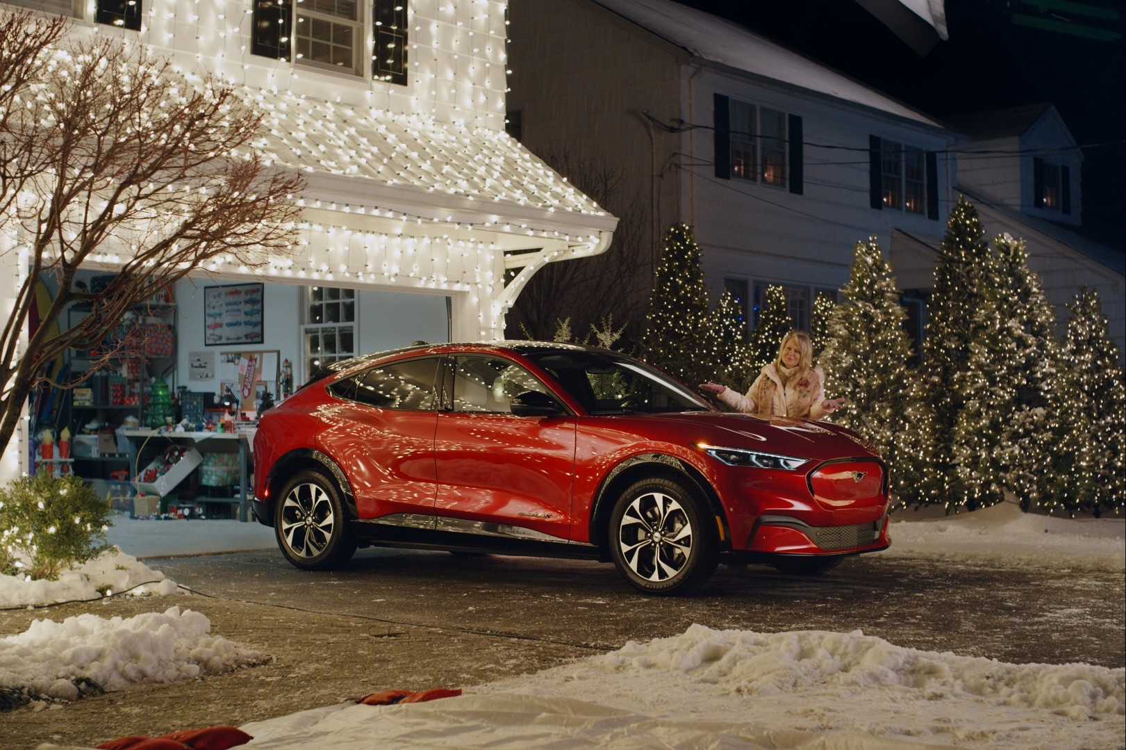 Chevy Chase And Beverly D’Angelo Recreate ‘Christmas Vacation’ Scene With Mustang Mach-E