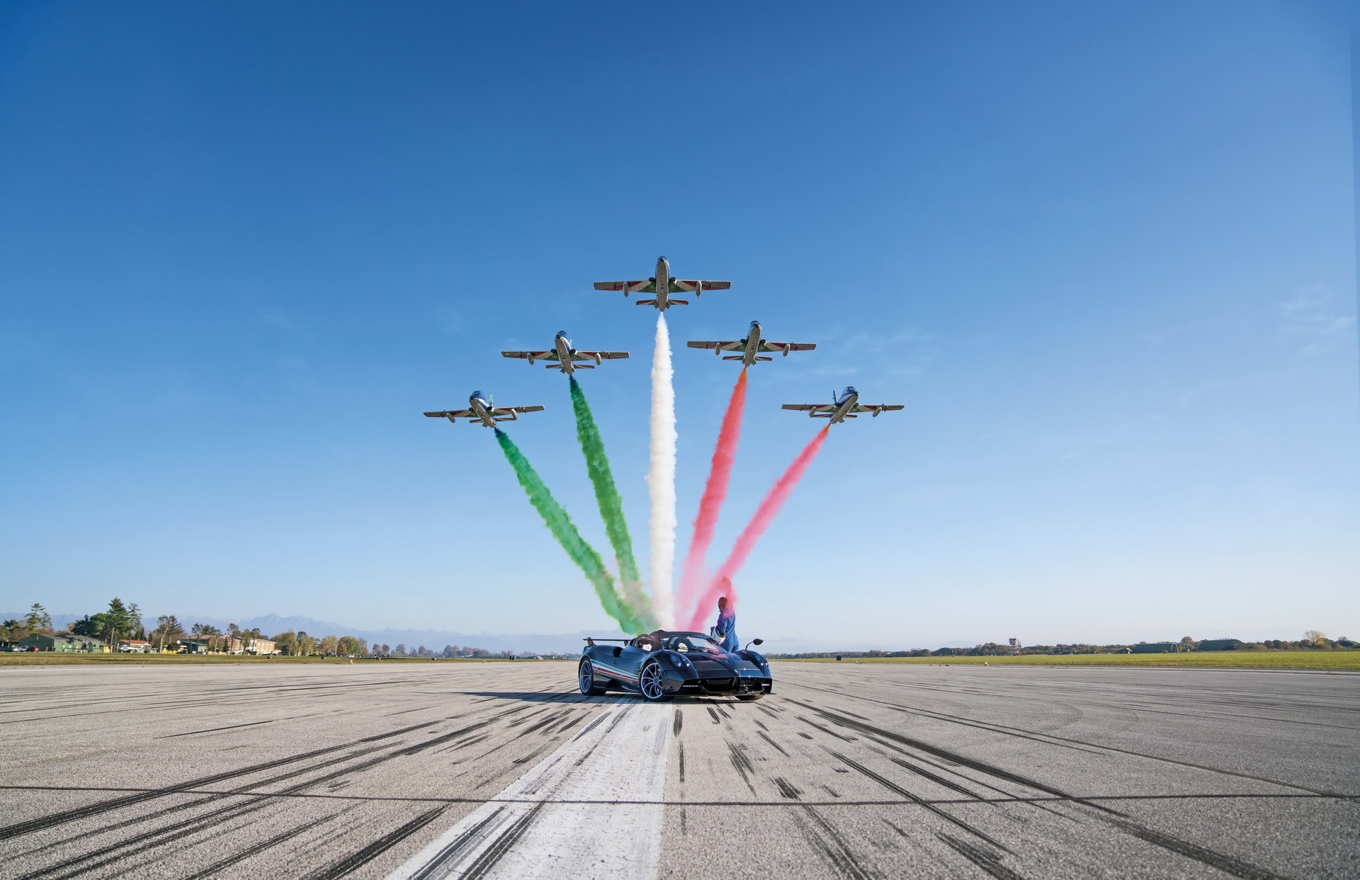 New Pagani Huayra Tricolore Pays Tribute To Italy’s Frecce Tricolori With 828 HP And A Real Air Speed Instrument