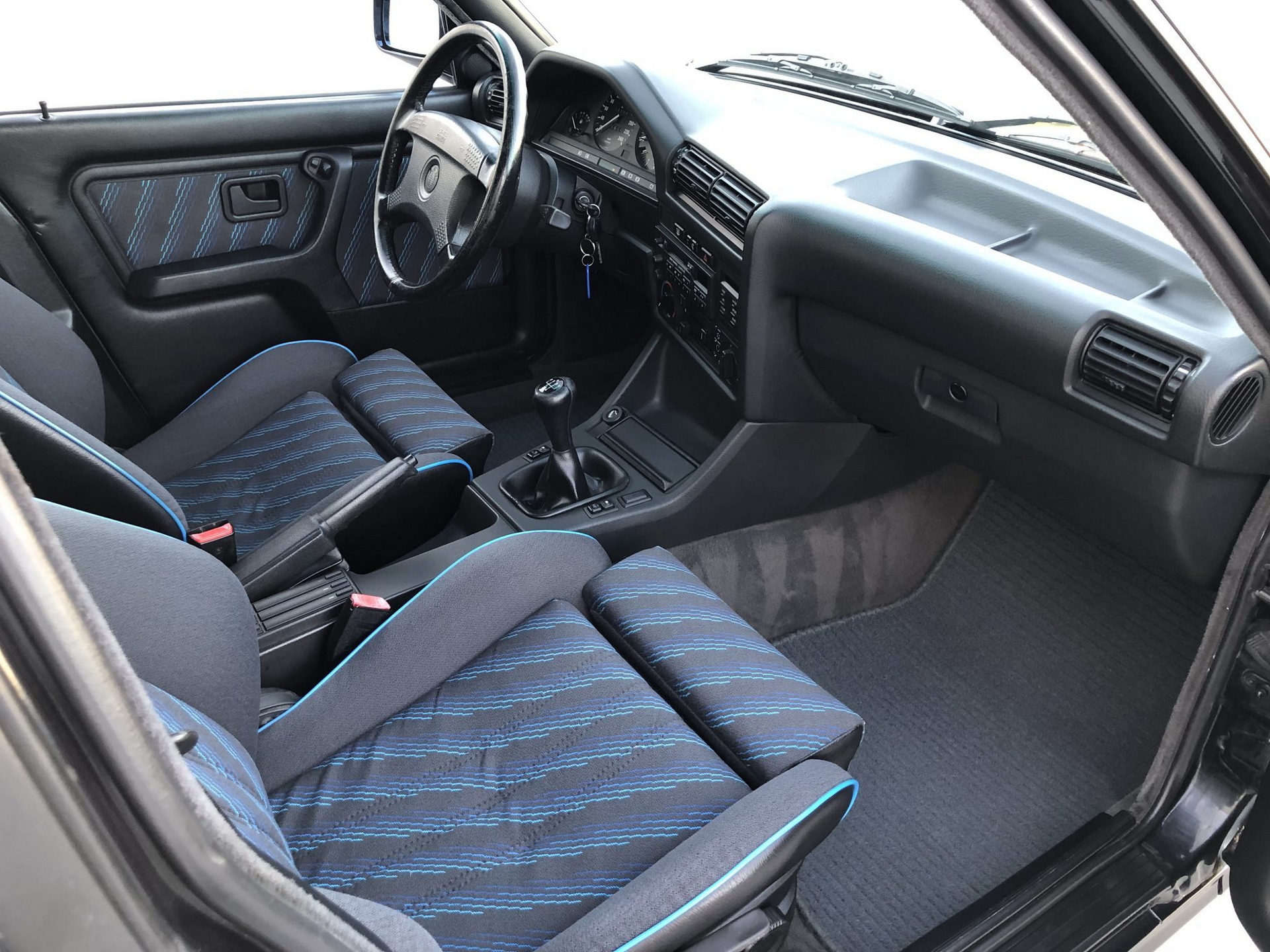 This 5-Speed 1993 BMW 318i Touring Might Be Right Up Your Alley