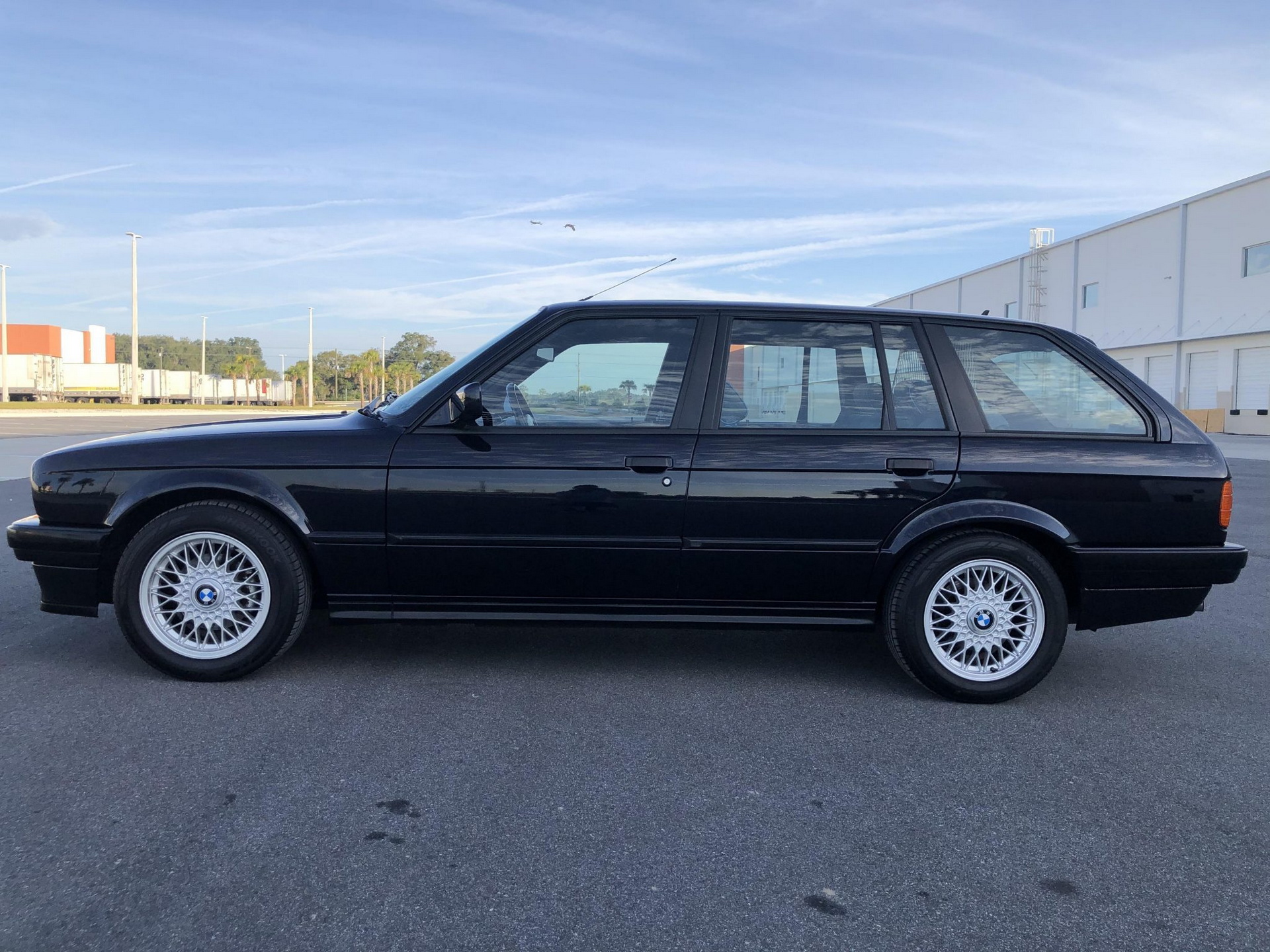 This 5-Speed 1993 BMW 318i Touring Might Be Right Up Your Alley