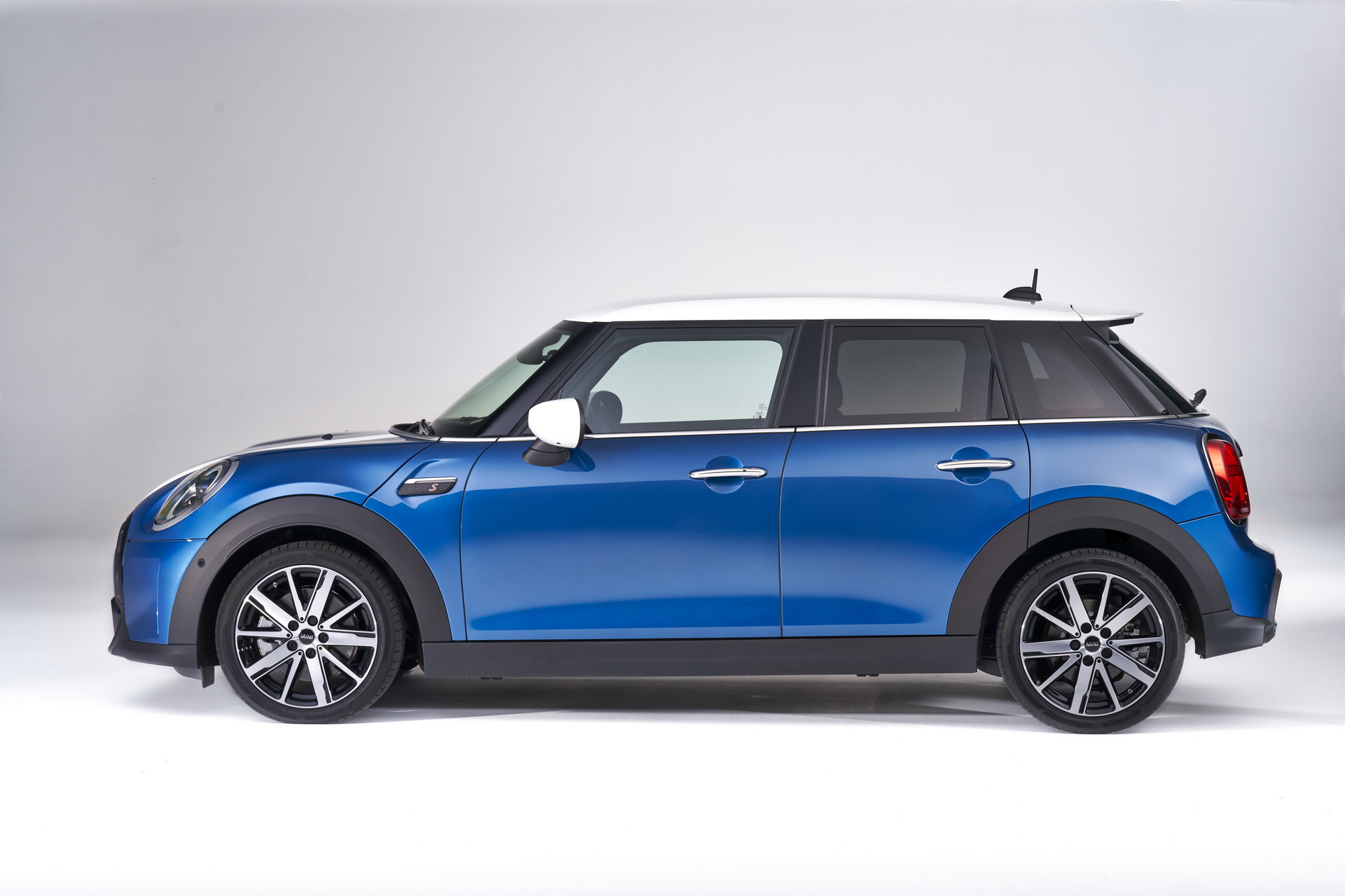 MINI Gives 2022 Hatches And Convertible A Maxi Update