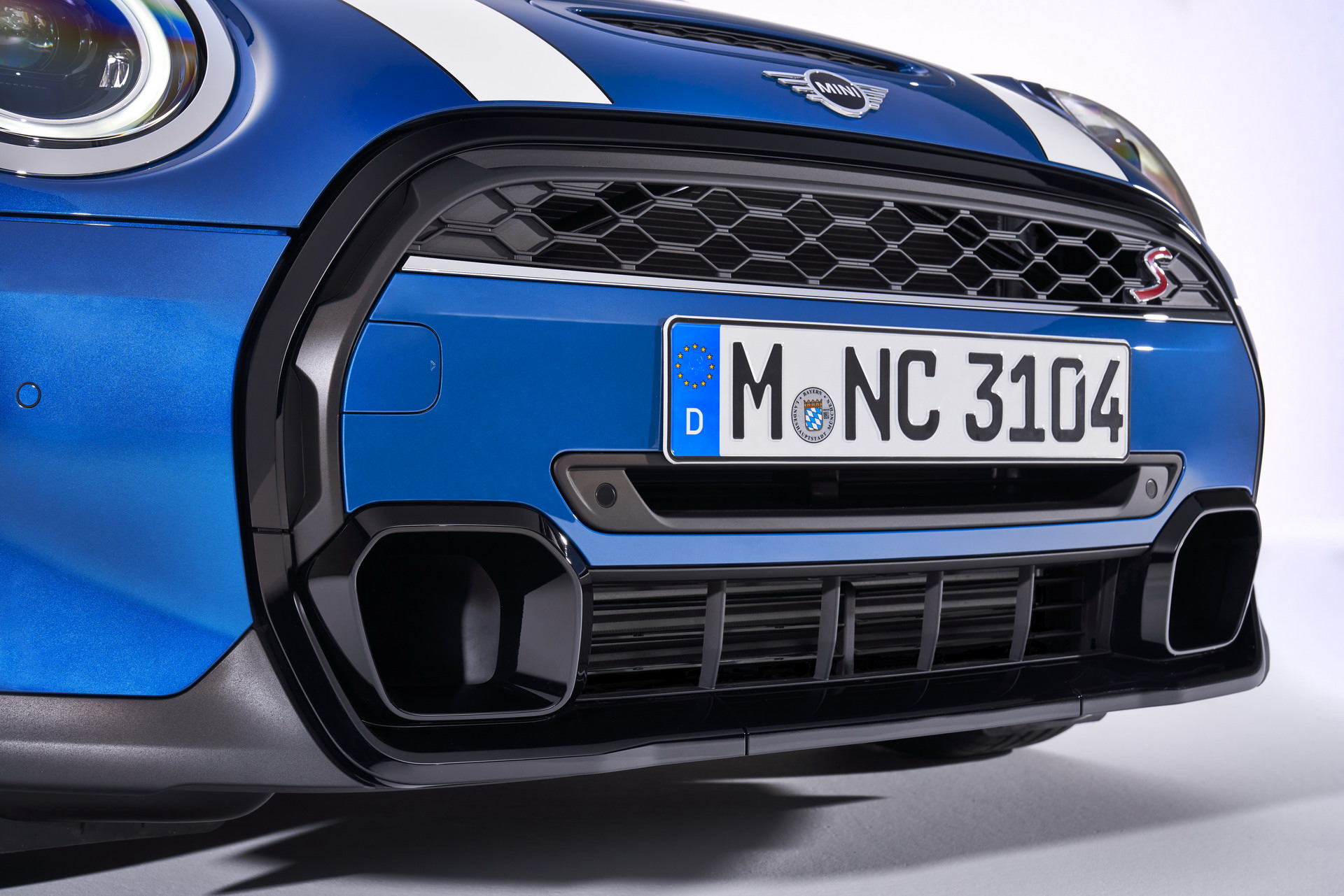MINI Gives 2022 Hatches And Convertible A Maxi Update