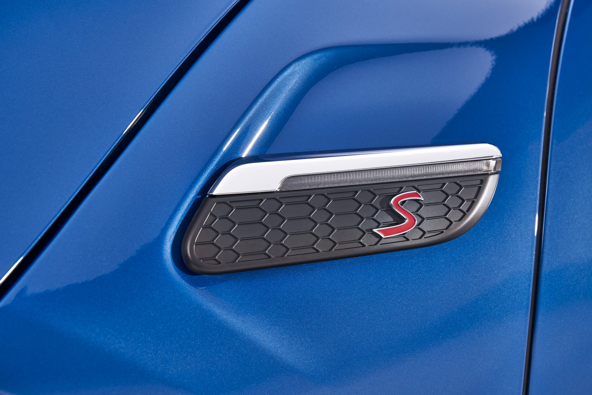 MINI Gives 2022 Hatches And Convertible A Maxi Update