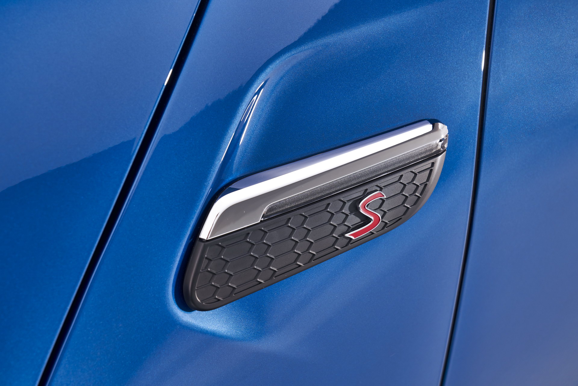 MINI Gives 2022 Hatches And Convertible A Maxi Update