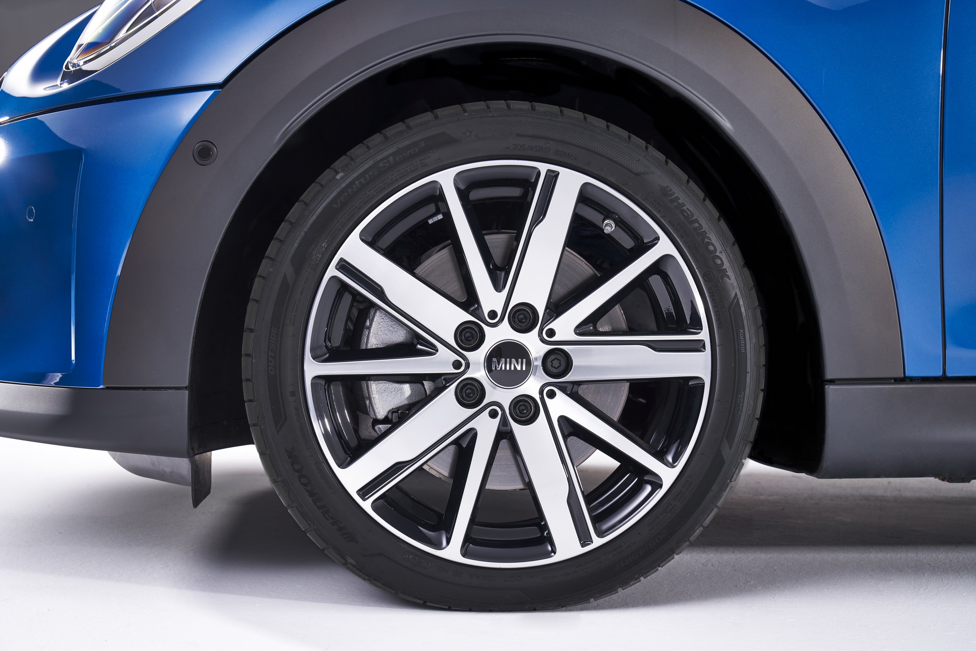 MINI Gives 2022 Hatches And Convertible A Maxi Update