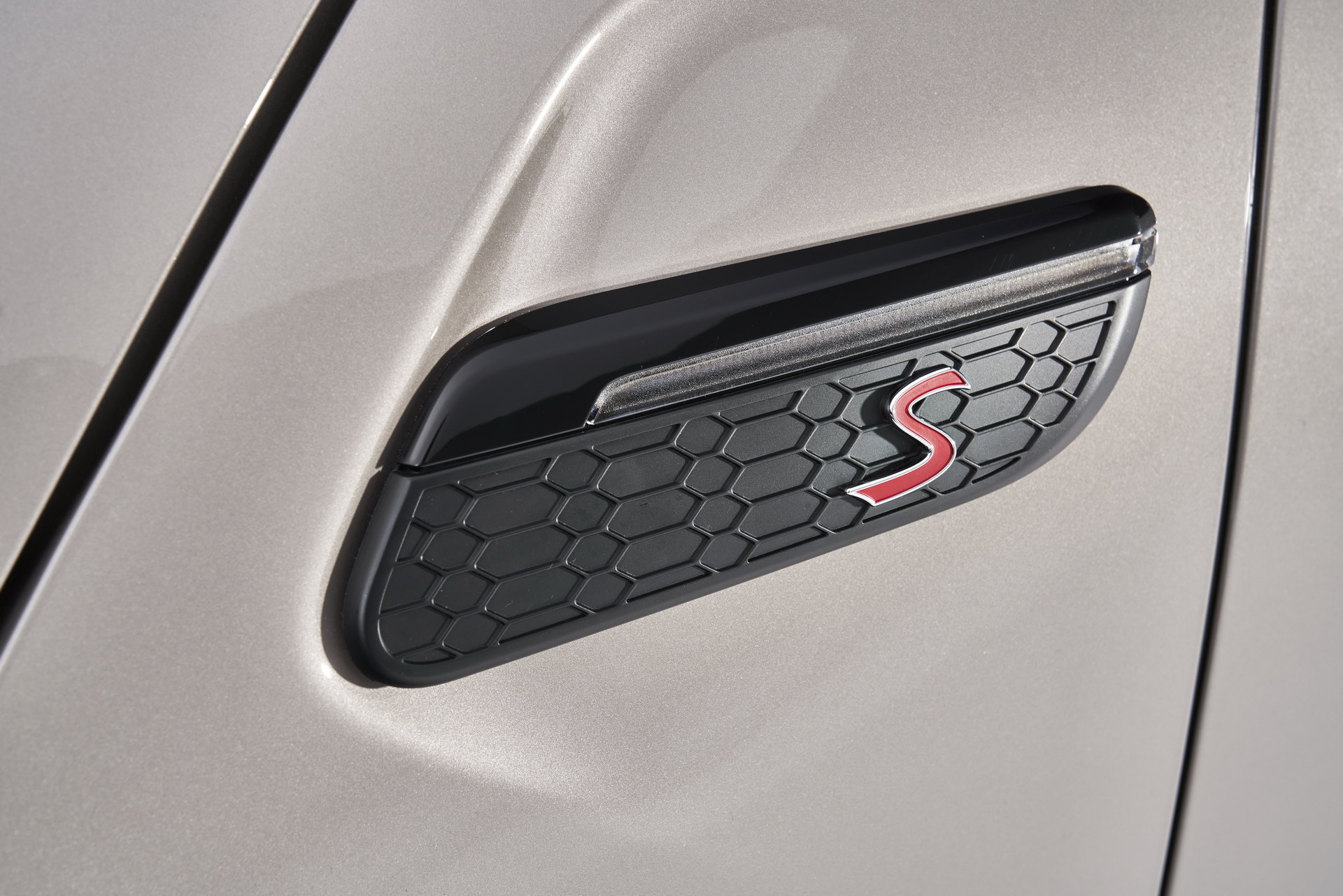 MINI Gives 2022 Hatches And Convertible A Maxi Update