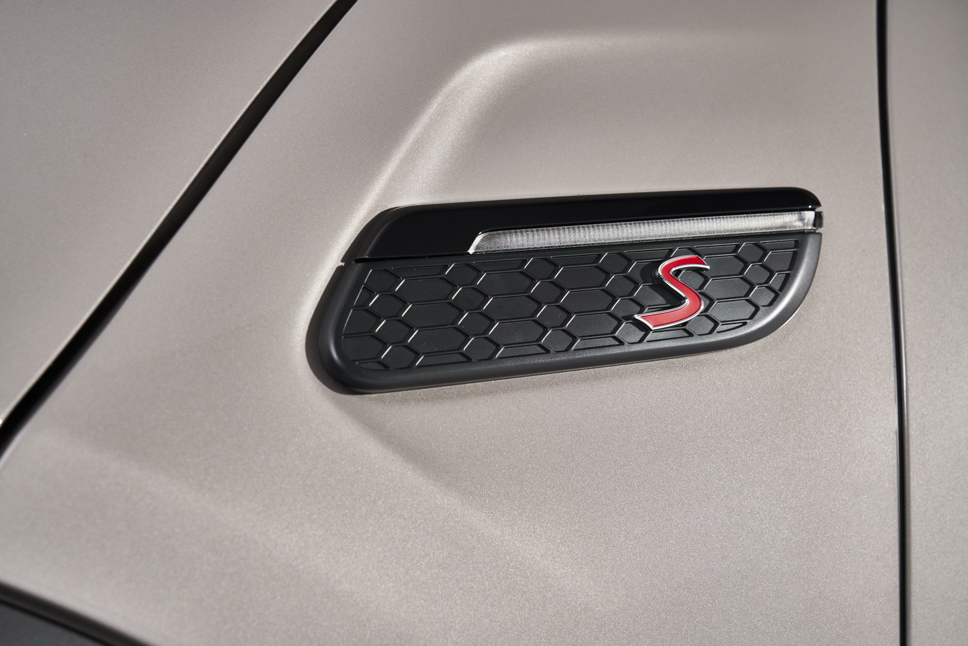 MINI Gives 2022 Hatches And Convertible A Maxi Update