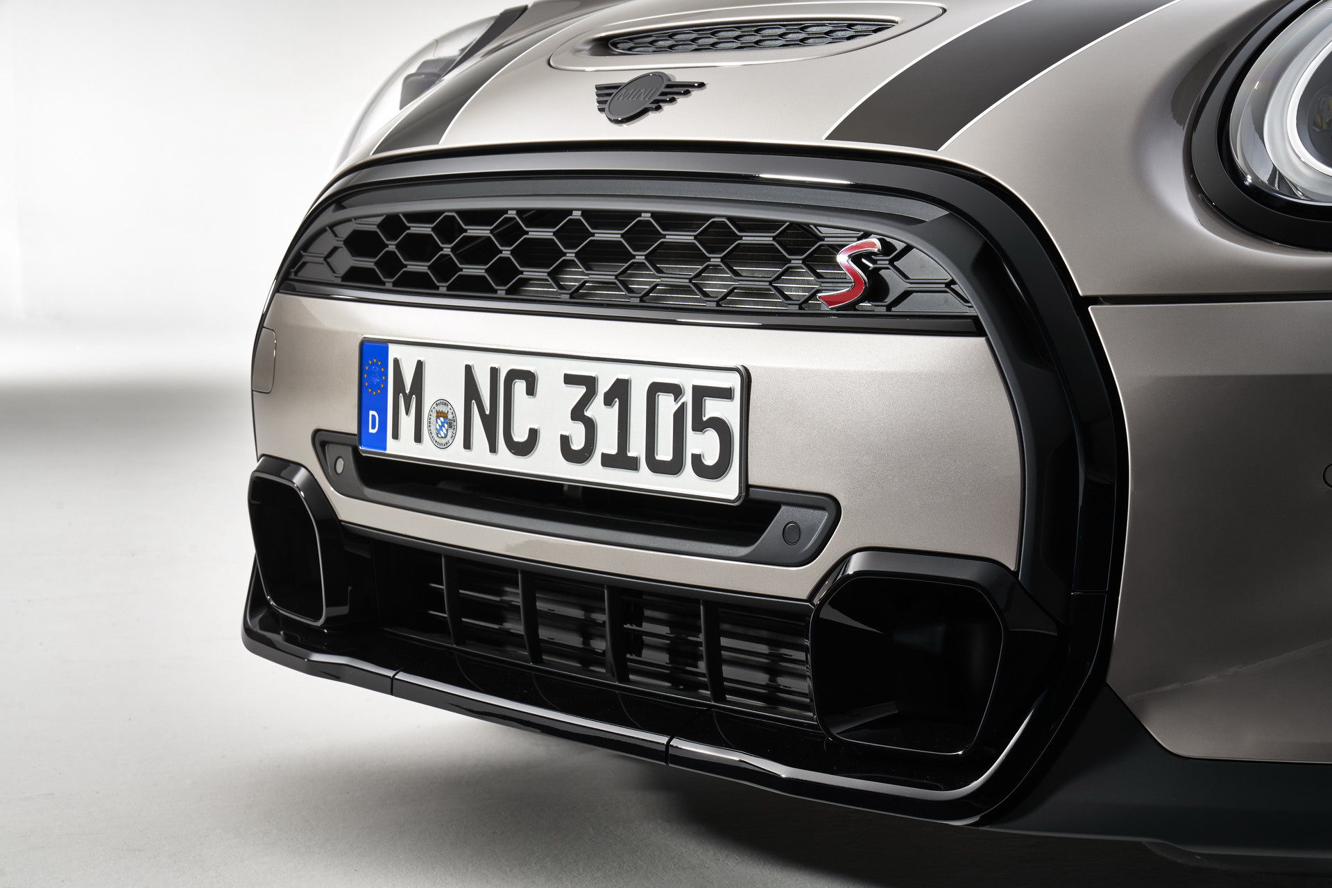 MINI Gives 2022 Hatches And Convertible A Maxi Update