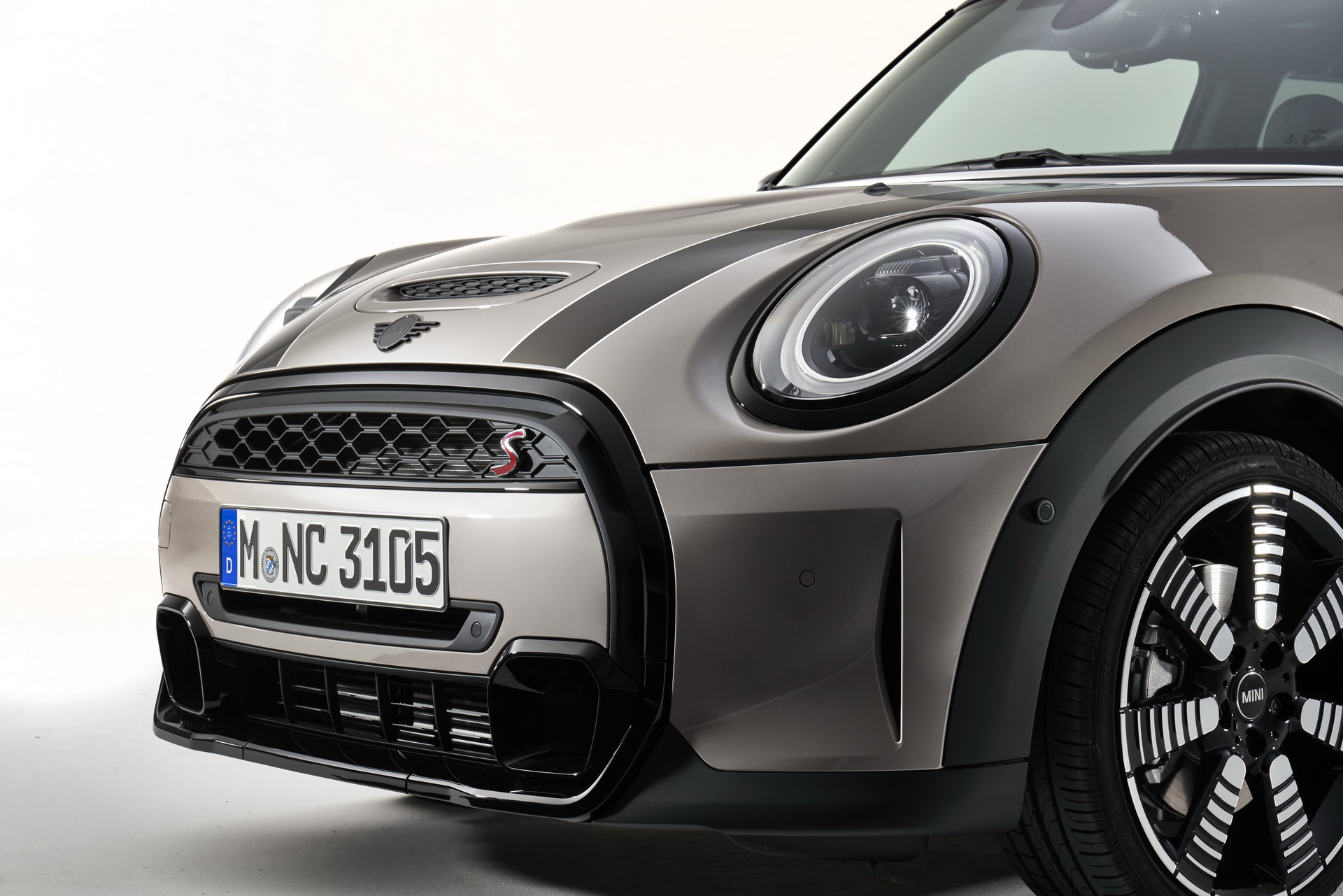 MINI Gives 2022 Hatches And Convertible A Maxi Update
