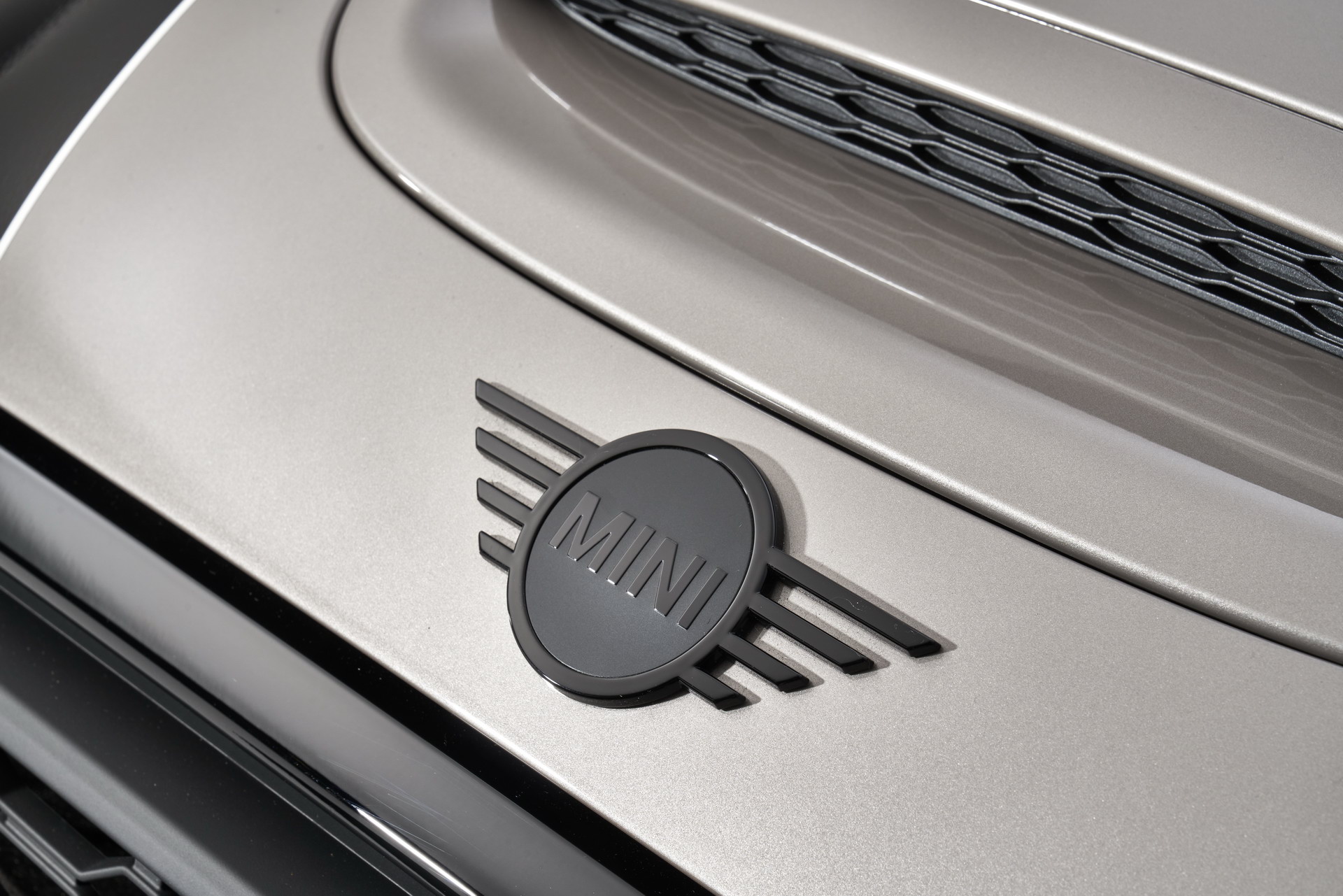 MINI Gives 2022 Hatches And Convertible A Maxi Update