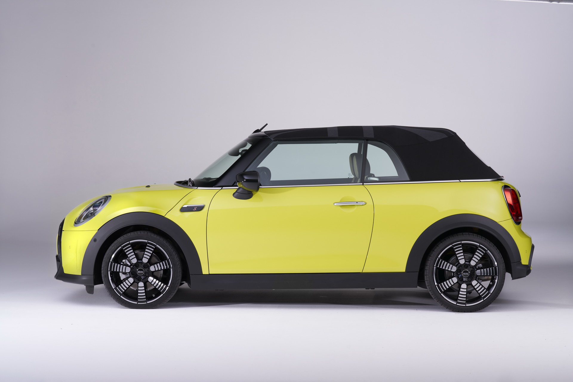 MINI Gives 2022 Hatches And Convertible A Maxi Update