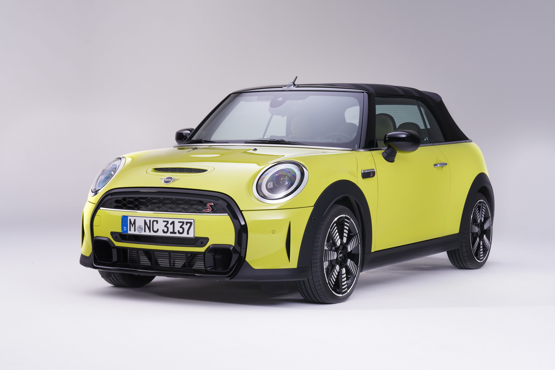 MINI Gives 2022 Hatches And Convertible A Maxi Update